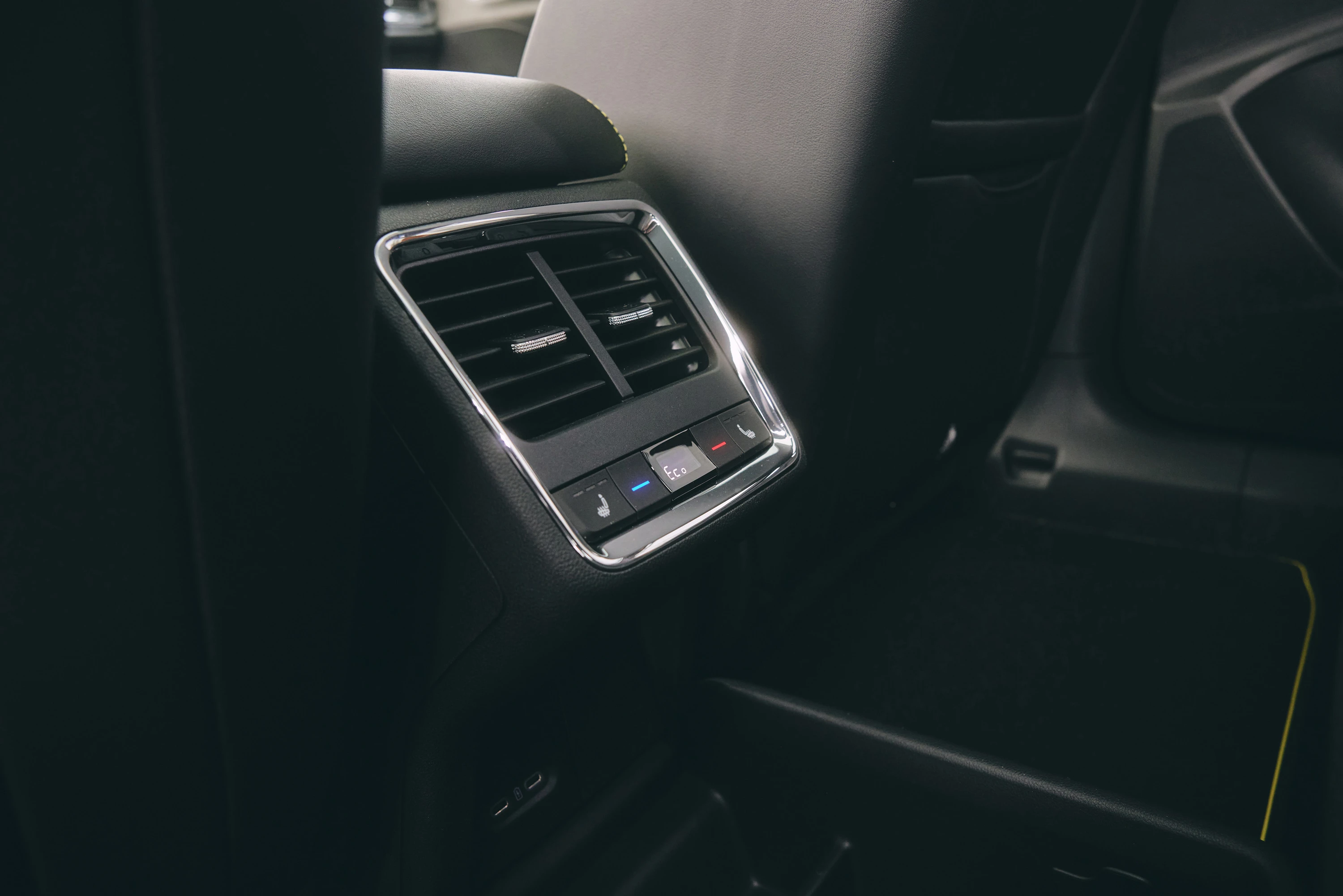 SKODA ENYAQ iV 50 details view