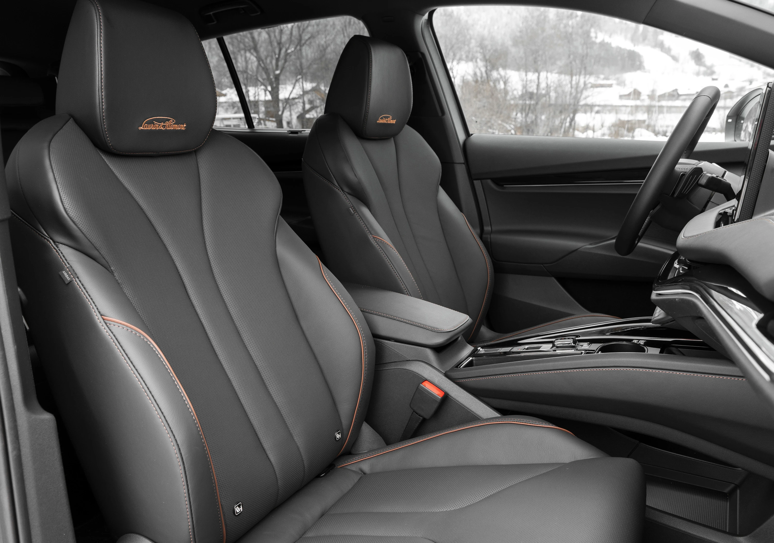 SKODA ENYAQ iV 60 frontseats view