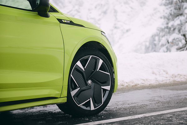 SKODA Enyaq RS wheels view