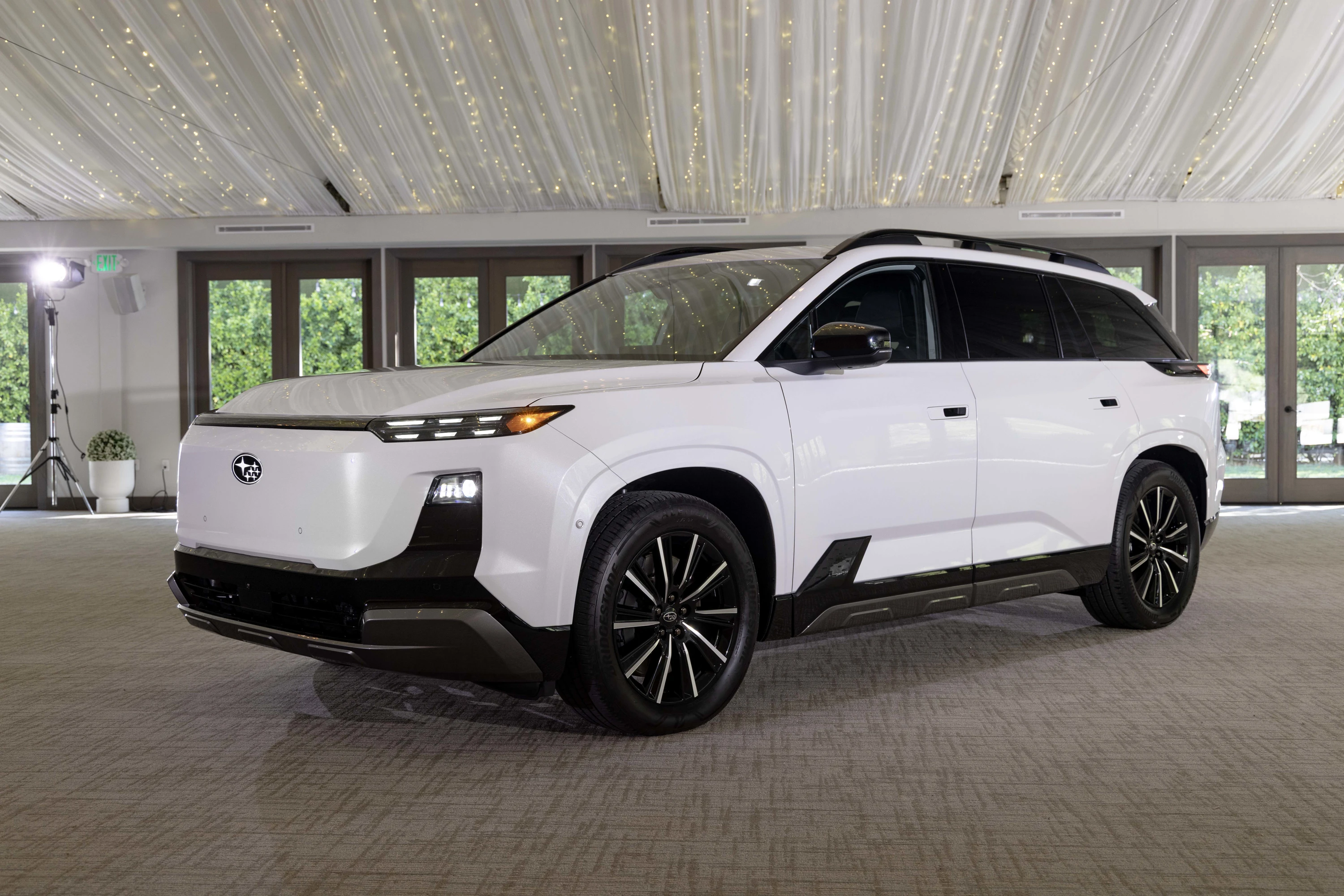 Subaru Getaway AWD 95.8 kWh exterior view
