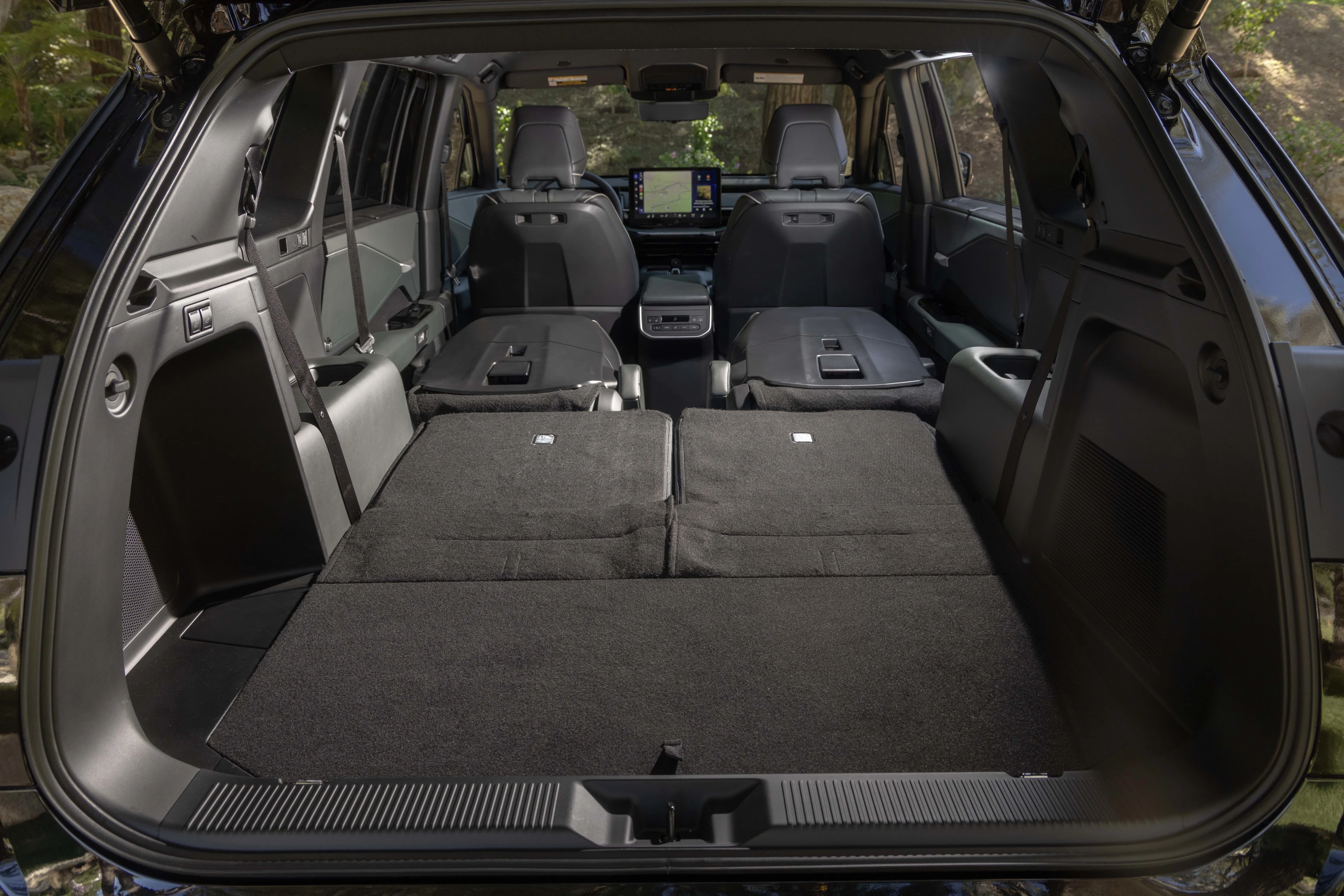Subaru Getaway AWD 95.8 kWh trunk view
