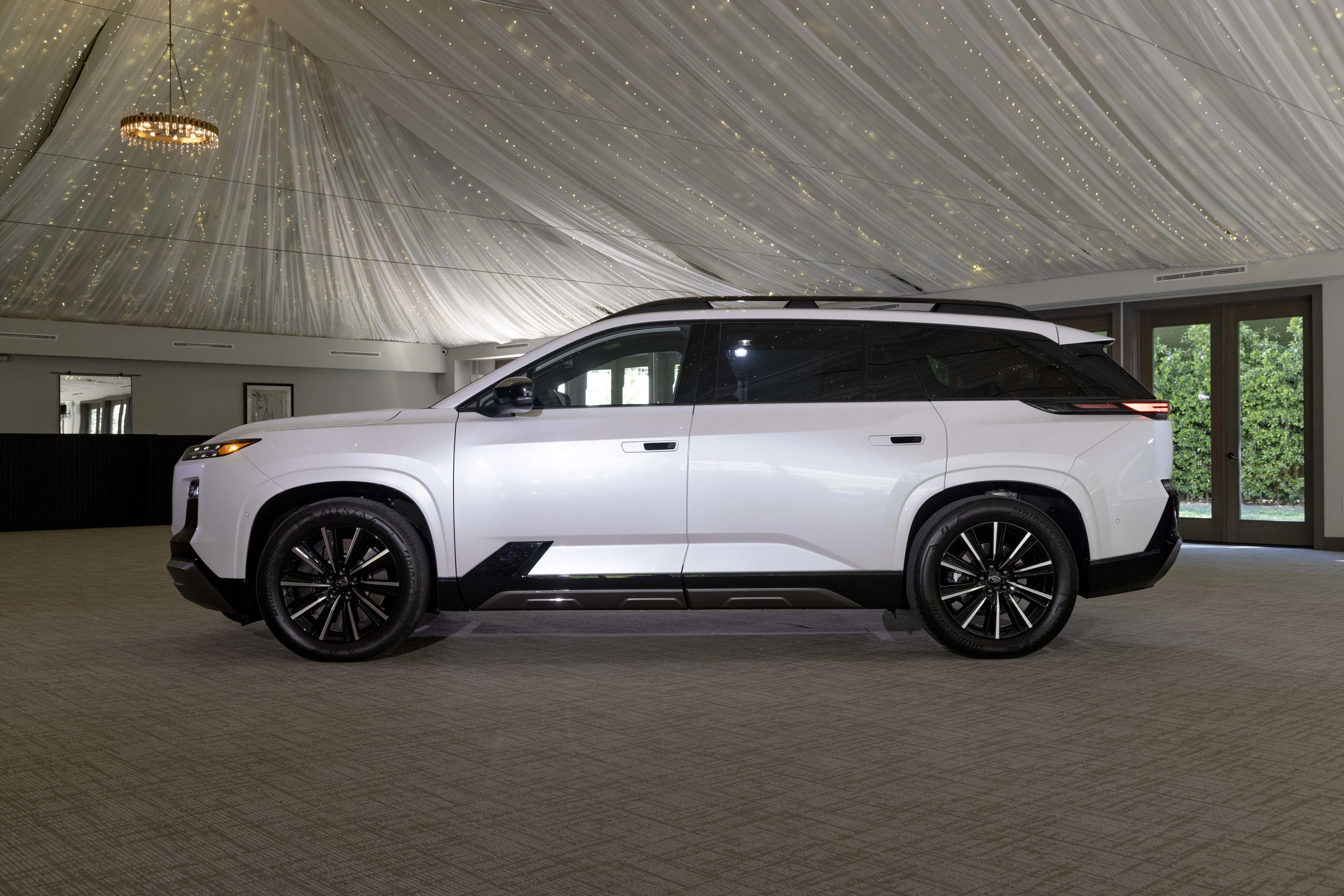 Subaru Getaway AWD 95.8 kWh exterior view