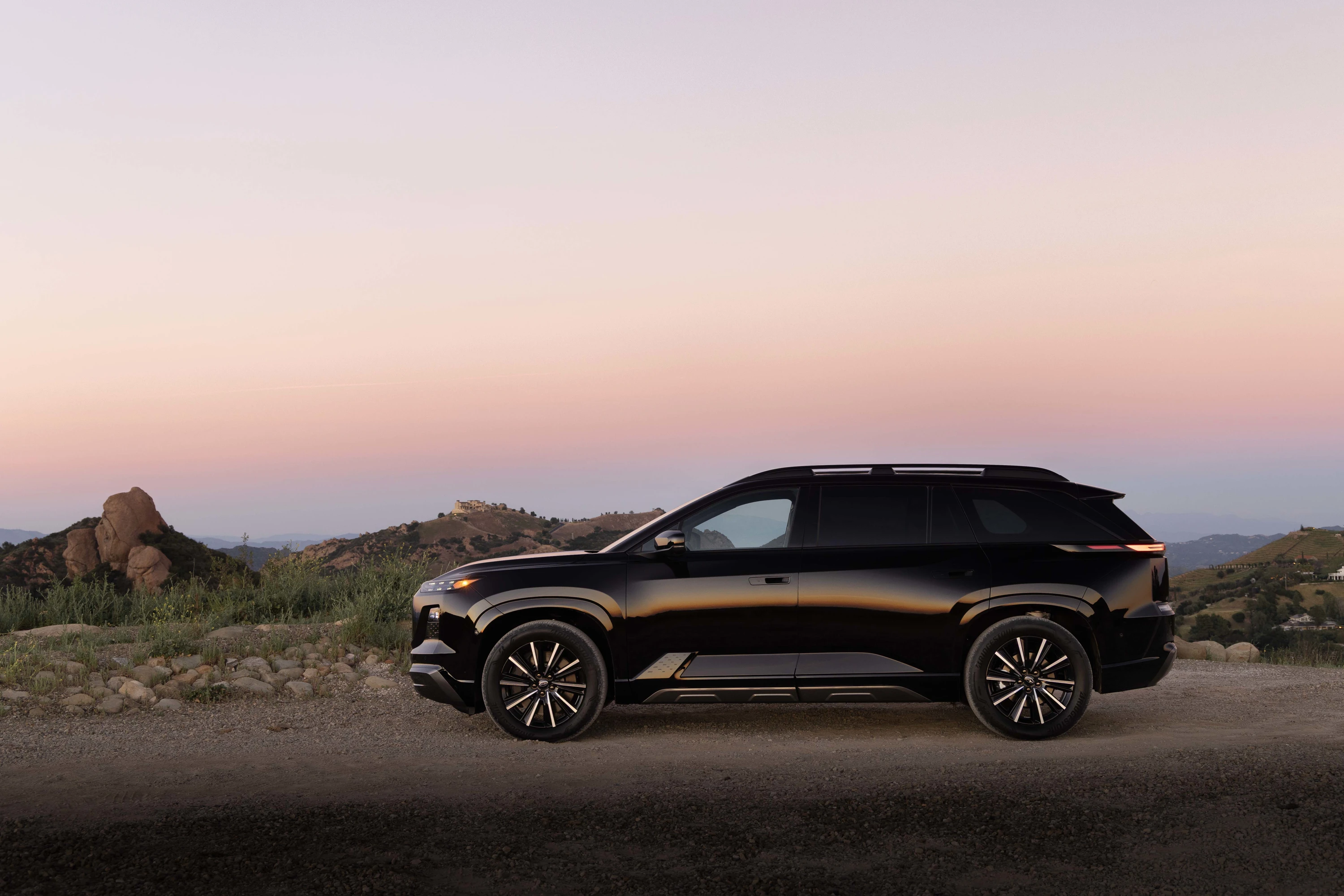 Subaru Getaway AWD 95.8 kWh exterior view