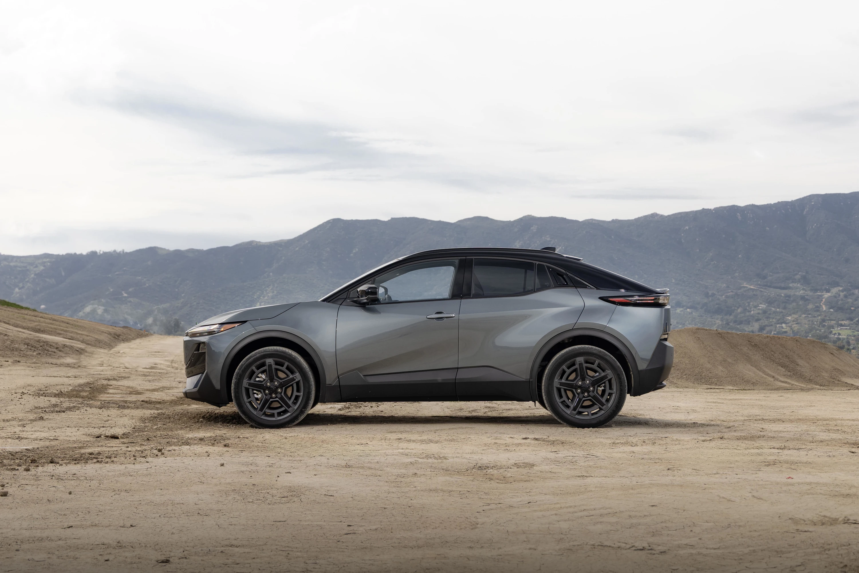 Subaru Uncharted AWD 77 kWh exterior view