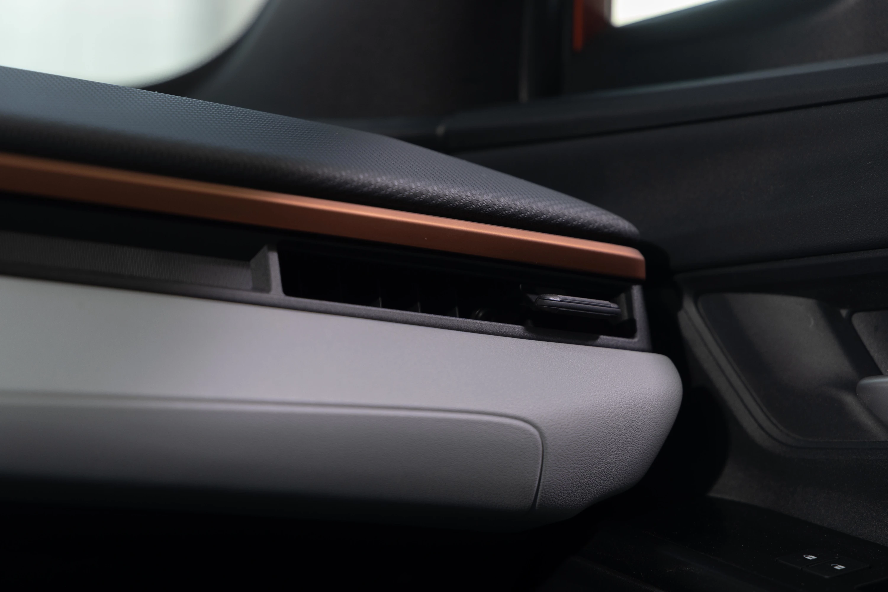 Subaru Uncharted FWD 57.7 kWh details view