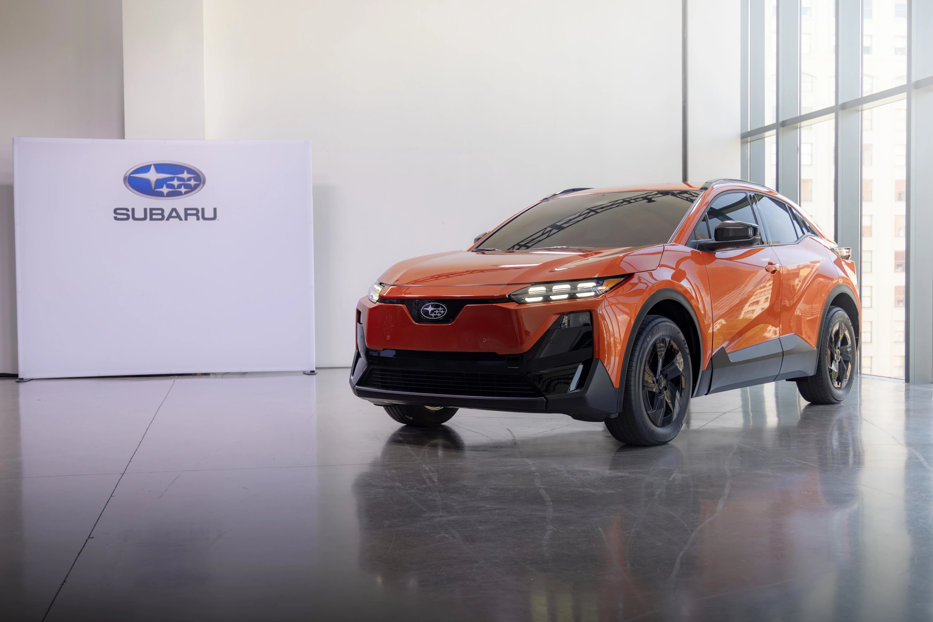 Subaru Uncharted FWD 57.7 kWh exterior view