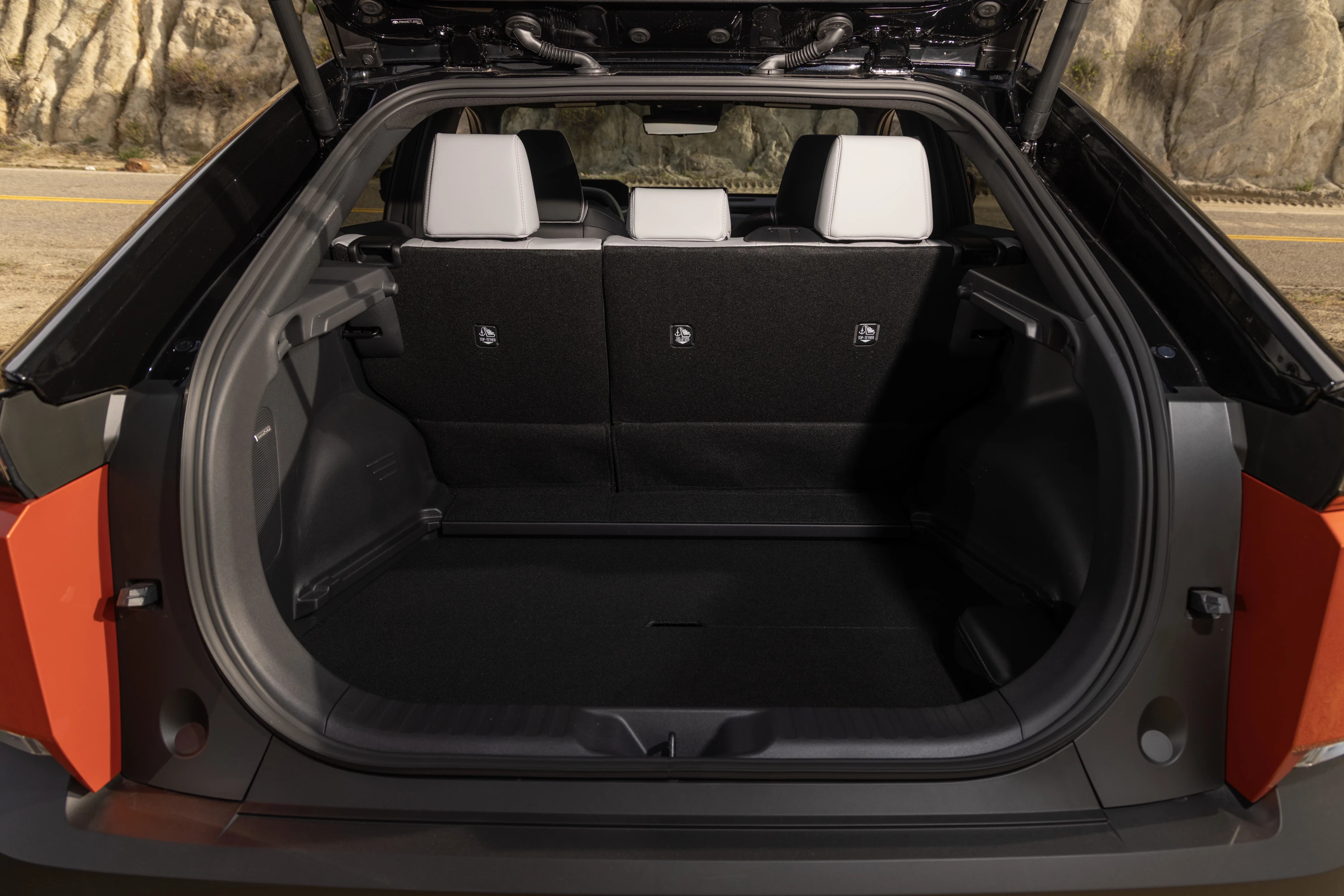Subaru Uncharted FWD 57.7 kWh trunk view
