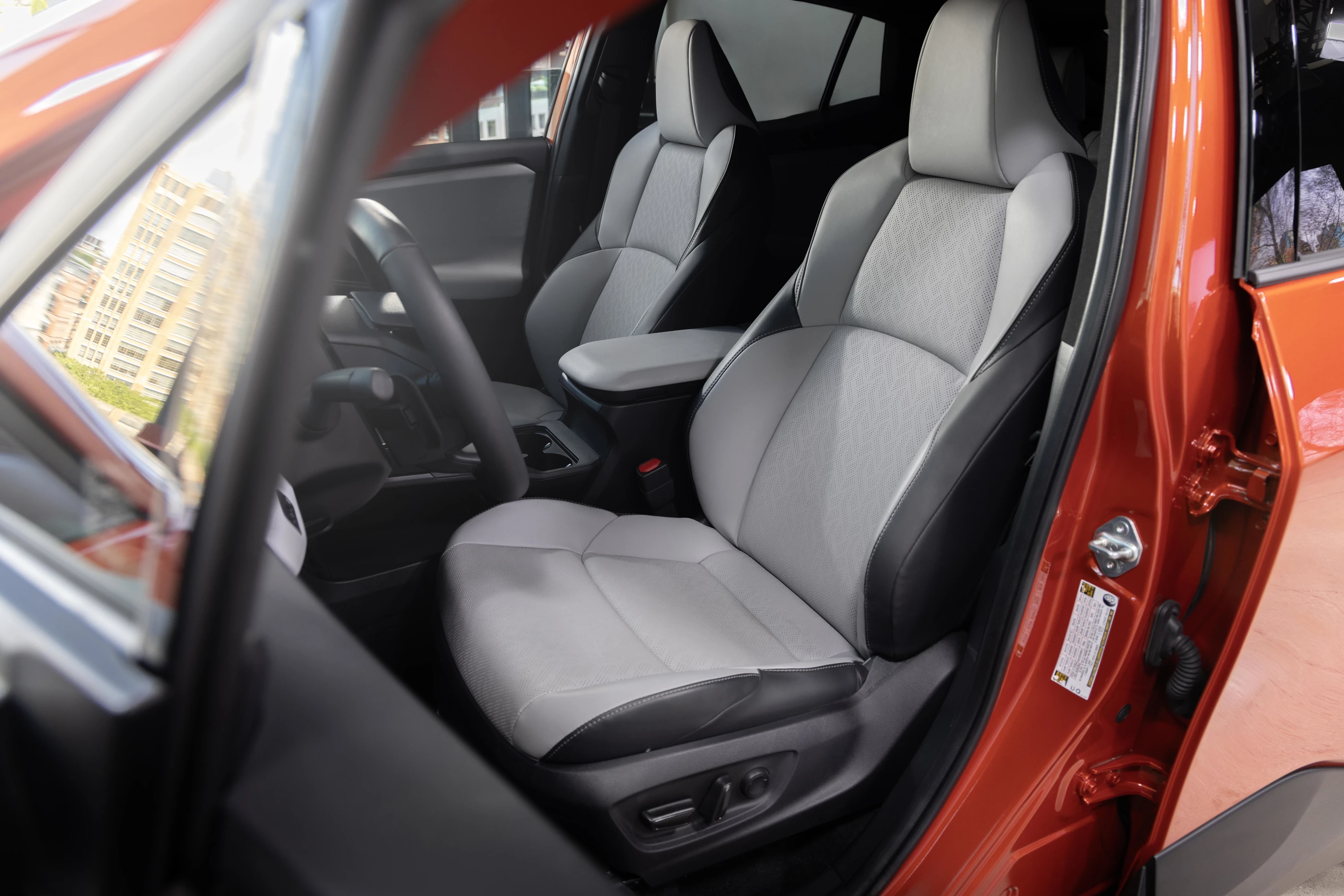 Subaru Uncharted FWD 57.7 kWh frontseats view