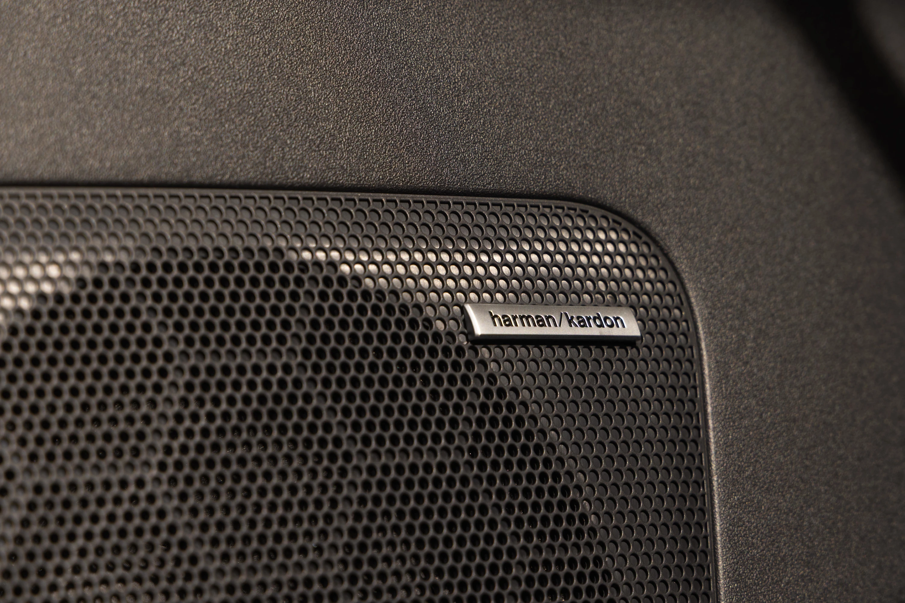 Subaru Uncharted FWD 77 kWh speakers view