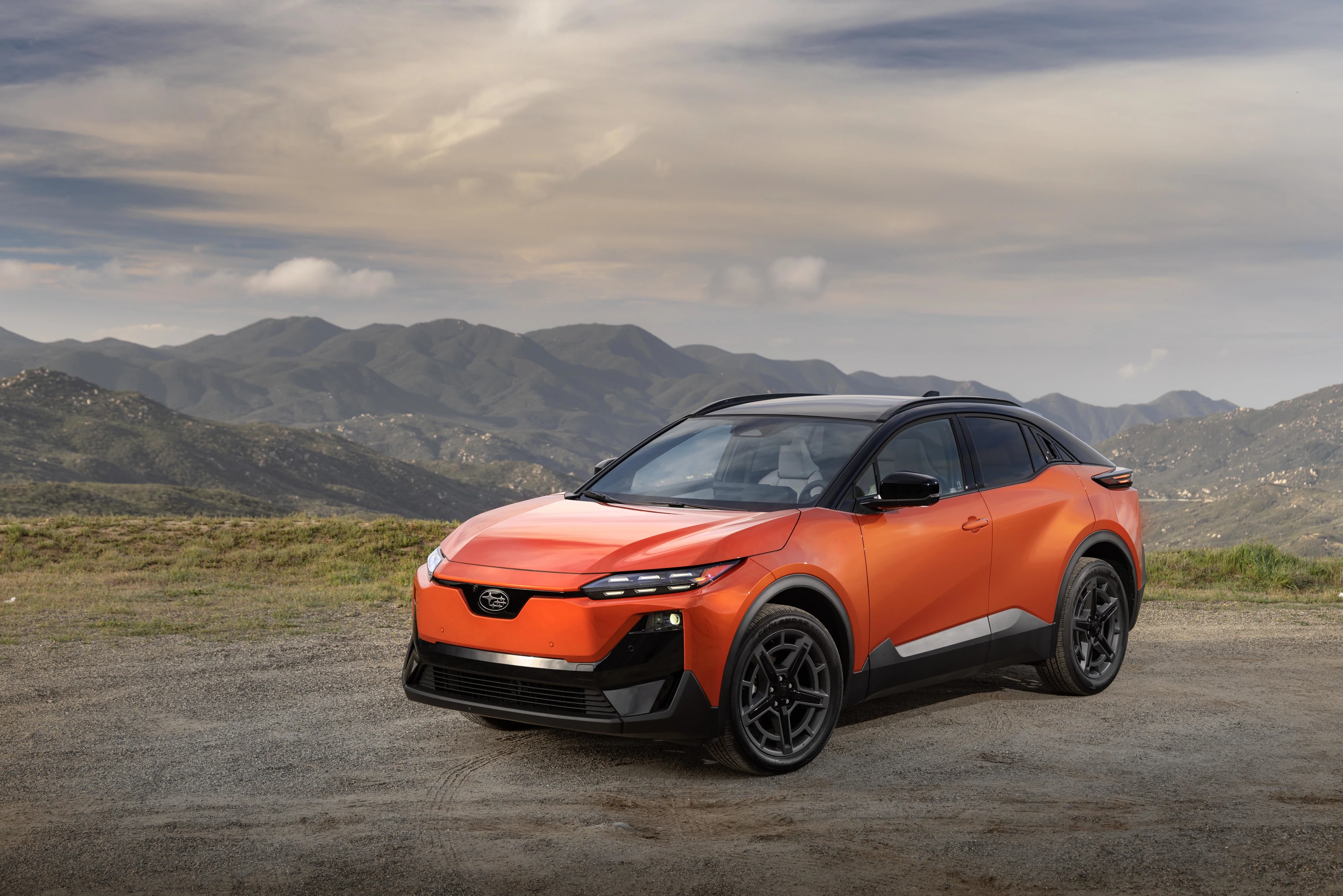 Subaru Uncharted FWD 77 kWh exterior view