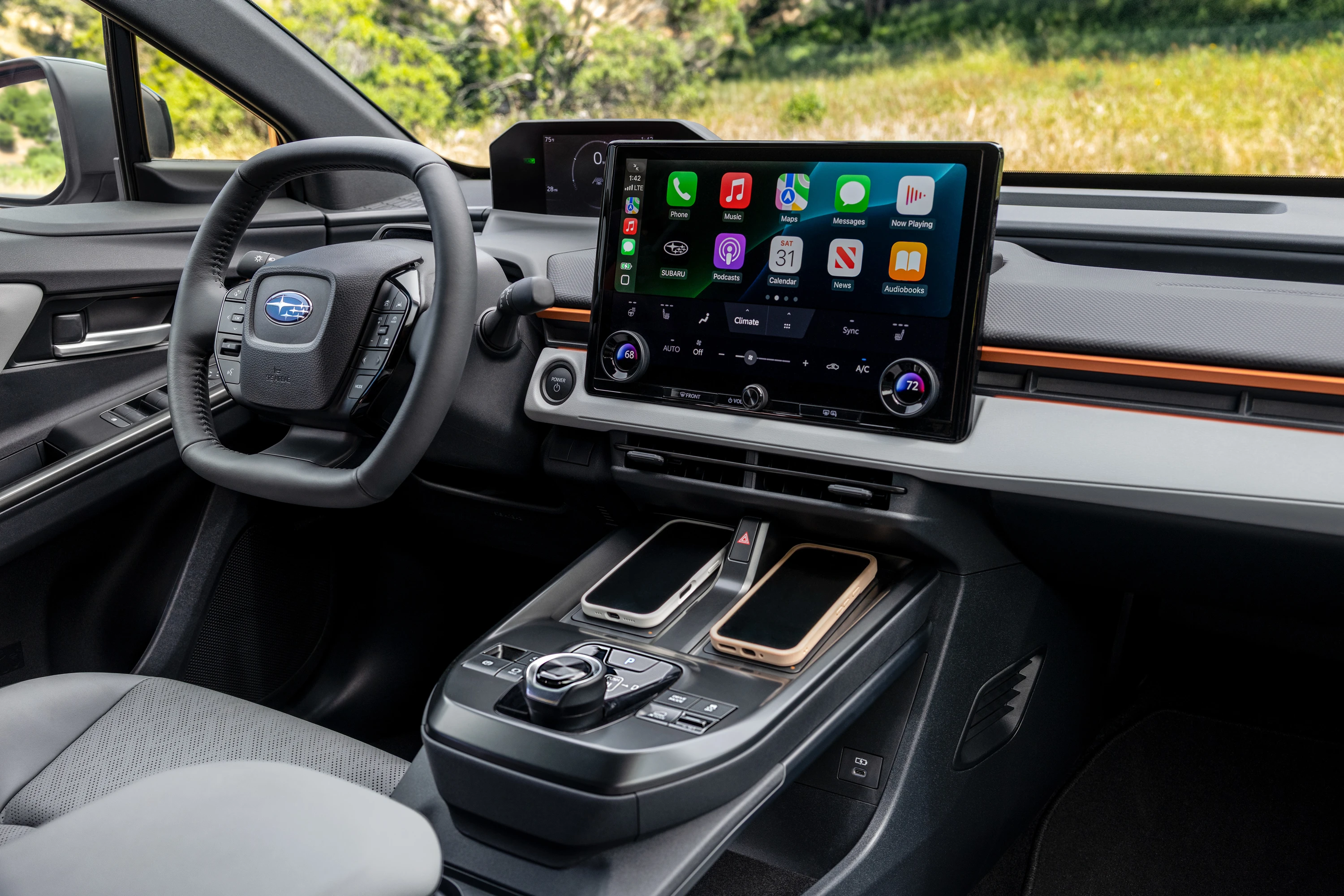 Subaru Uncharted FWD 77 kWh screens view