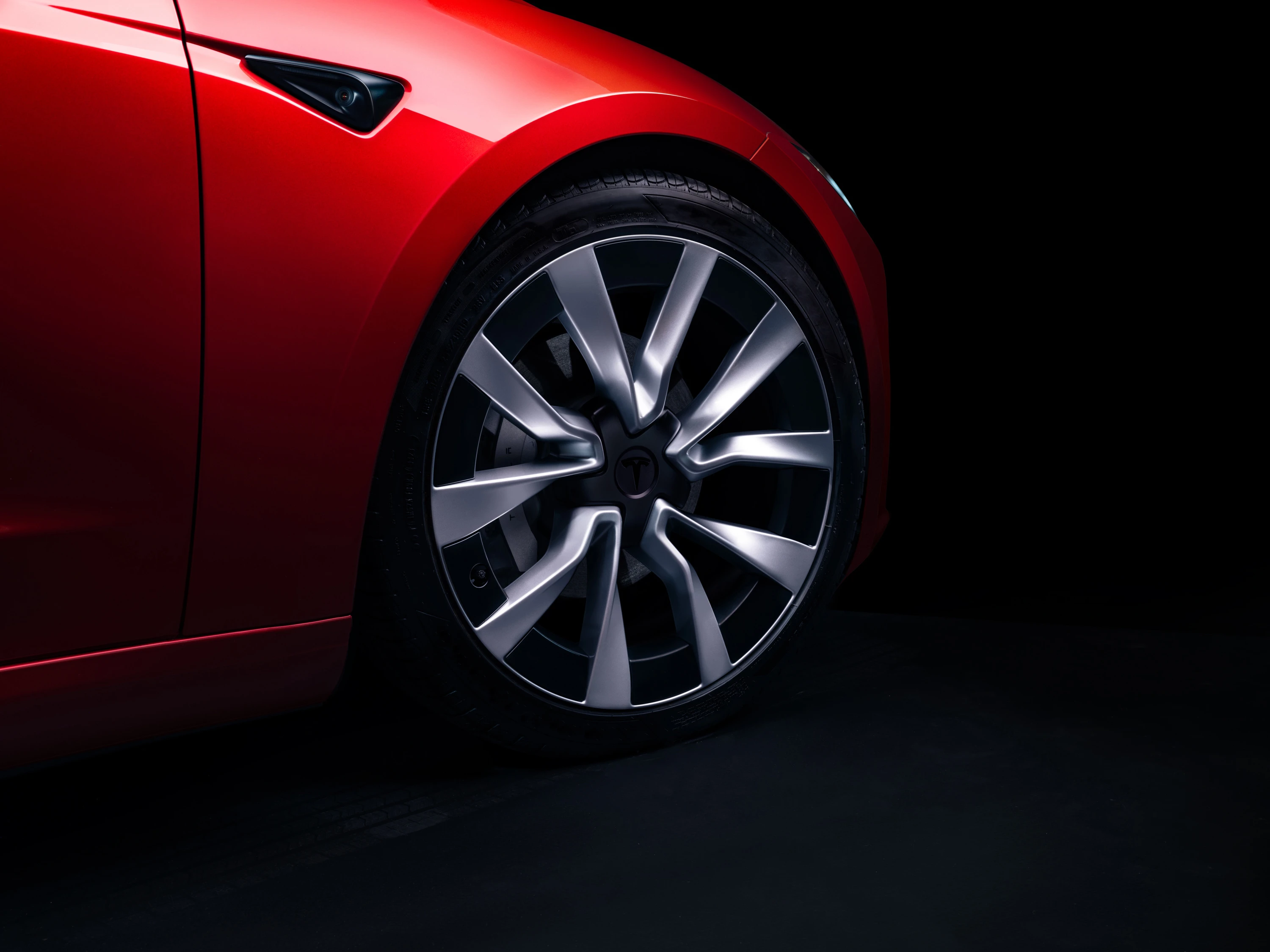 Tesla Model 3 Long Range wheels view