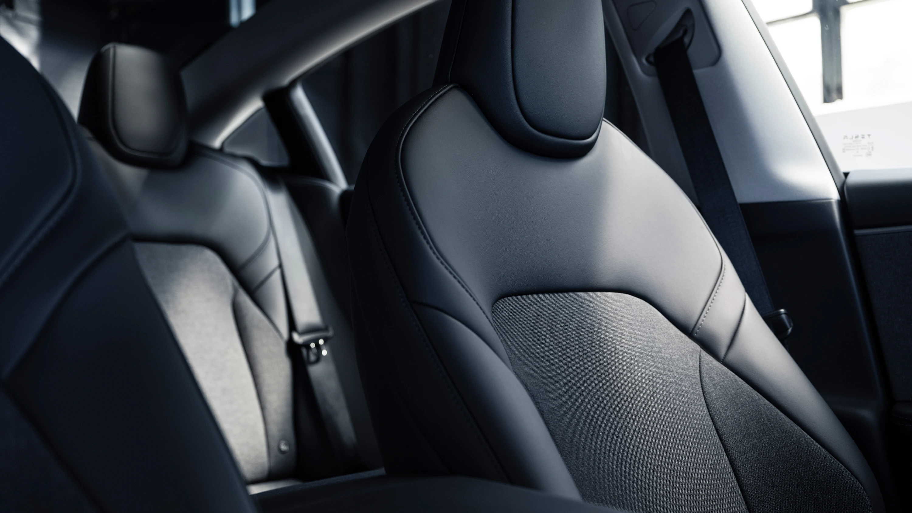 Tesla Model 3 Standard frontseats view