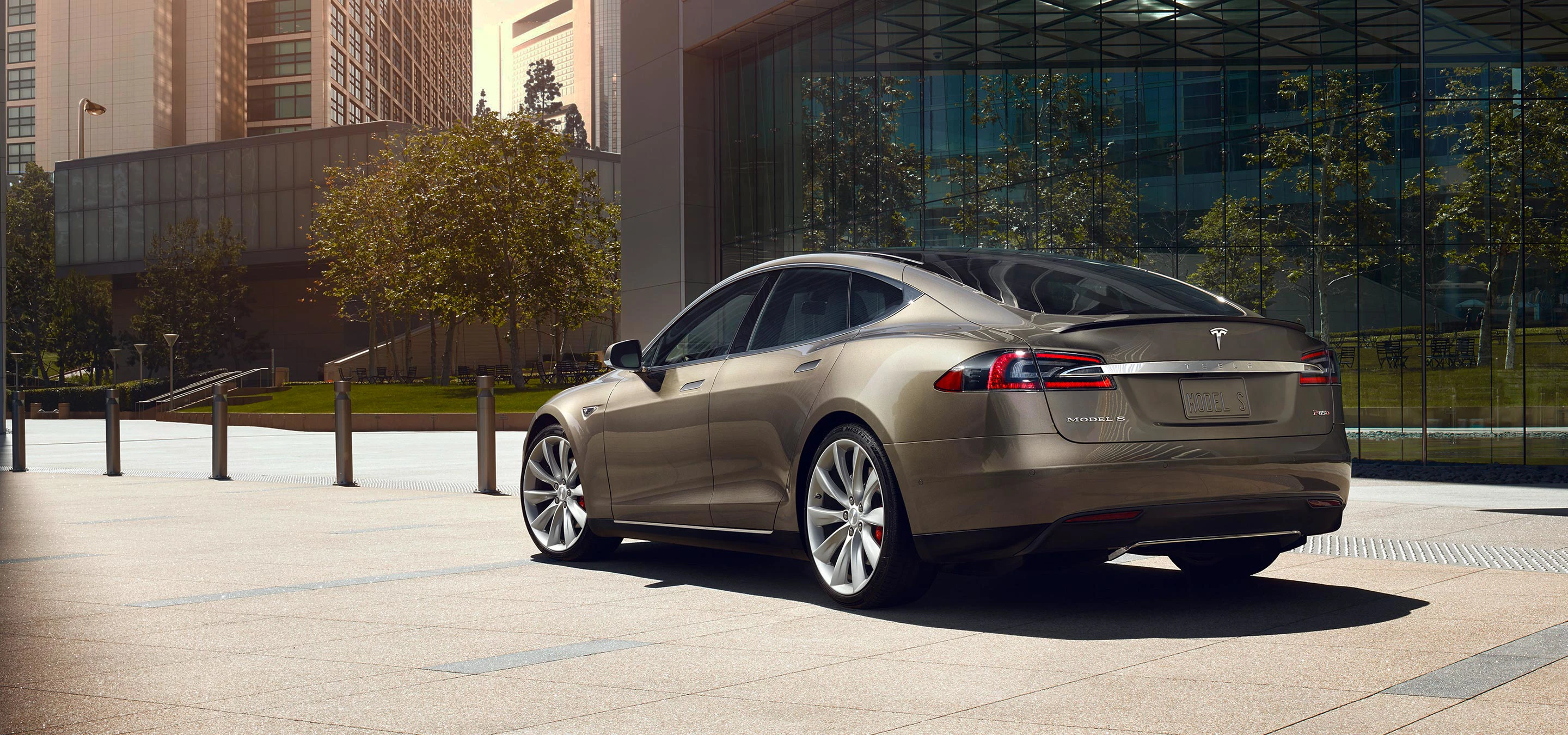 Tesla Model S 85D exterior view