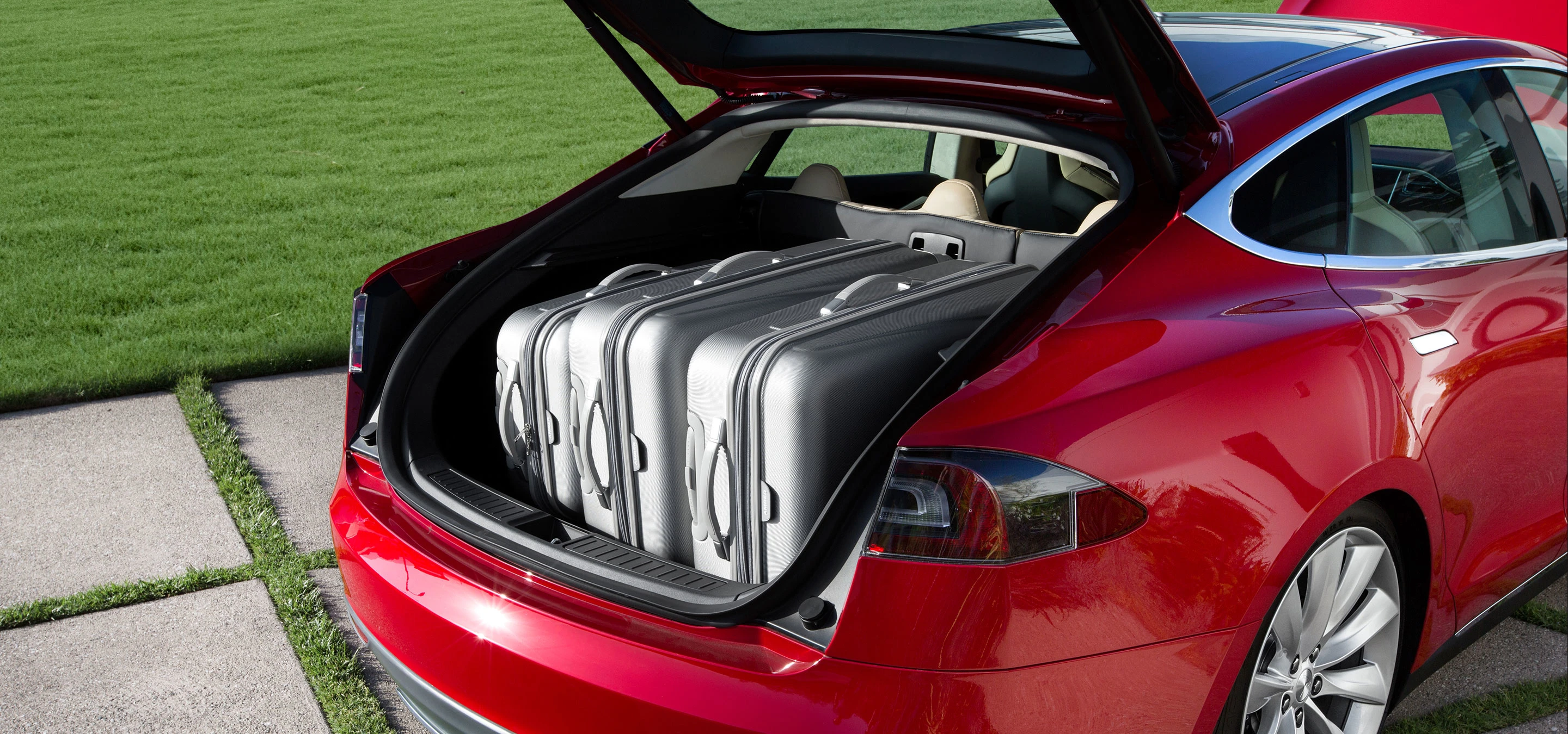 Tesla Model S P90D trunk view