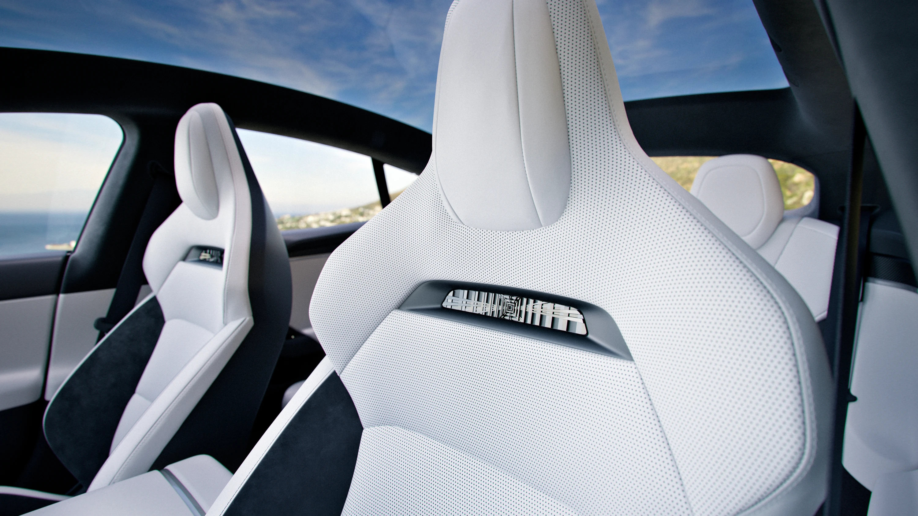 Tesla Model S Plaid frontseats view