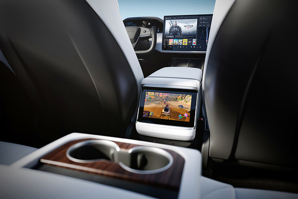 Tesla Model S Plaid screens view