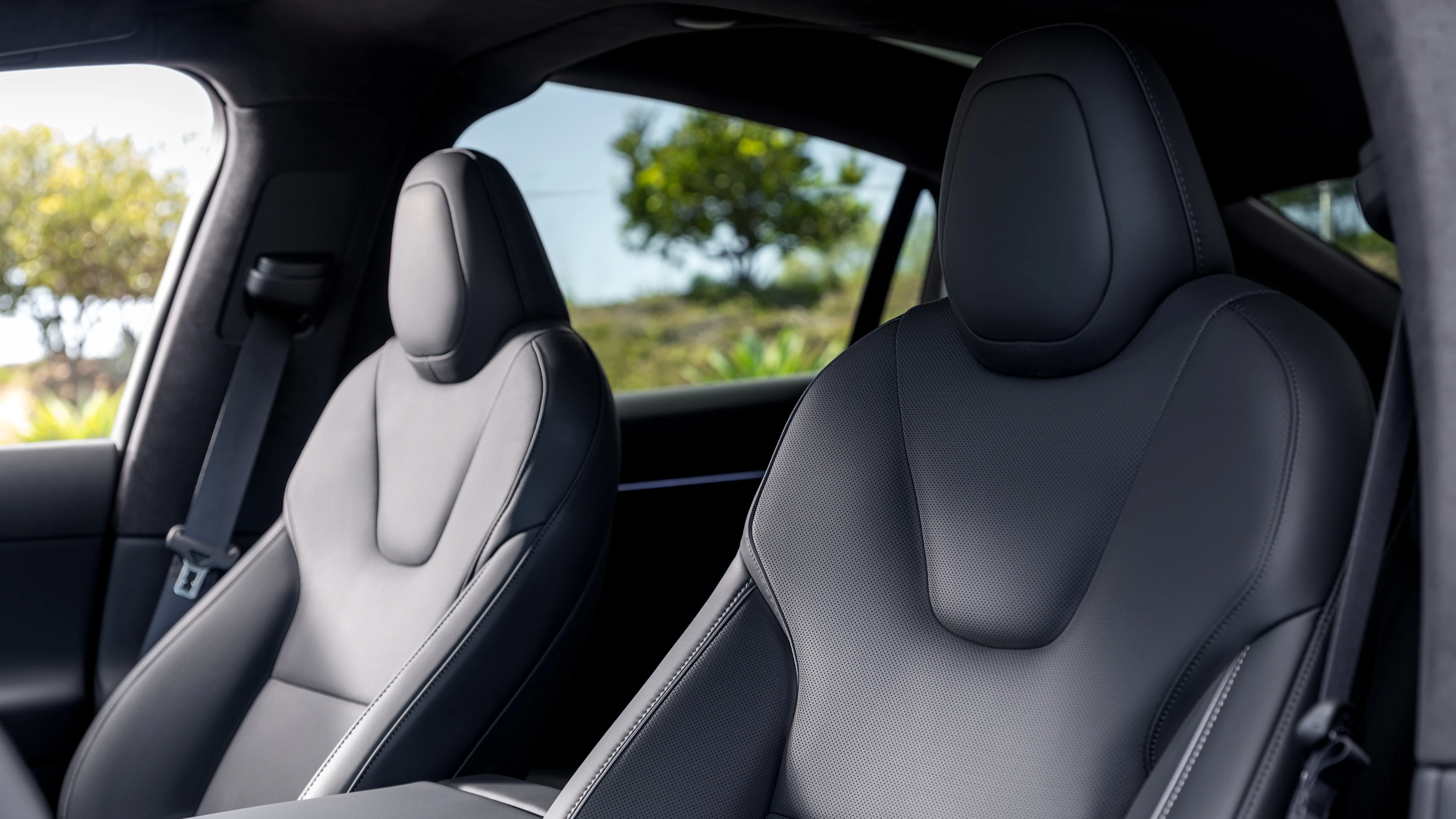 Tesla Model X AWD frontseats view