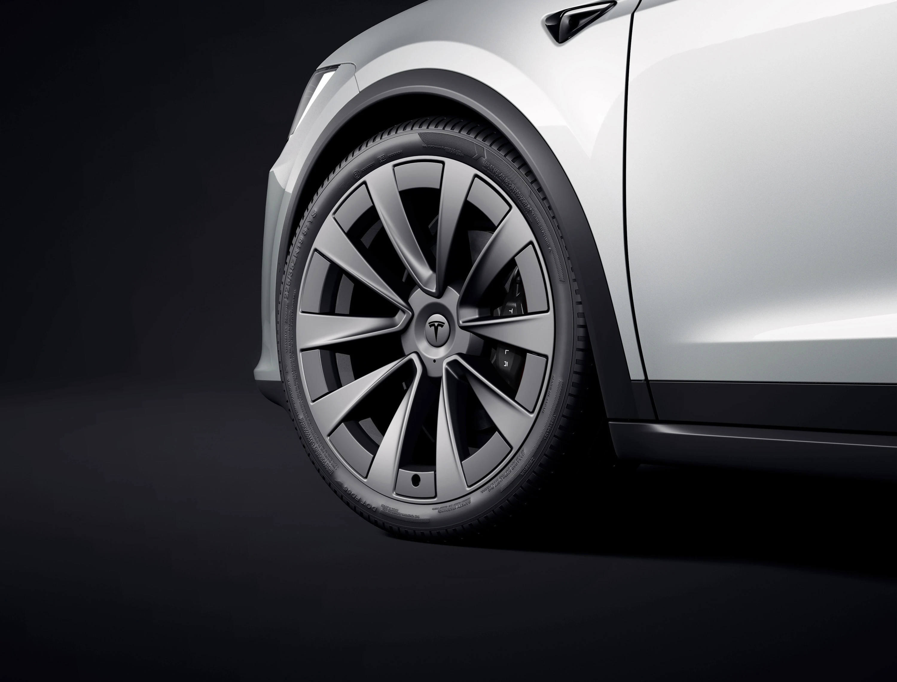 Tesla Model X Standard Range wheels view