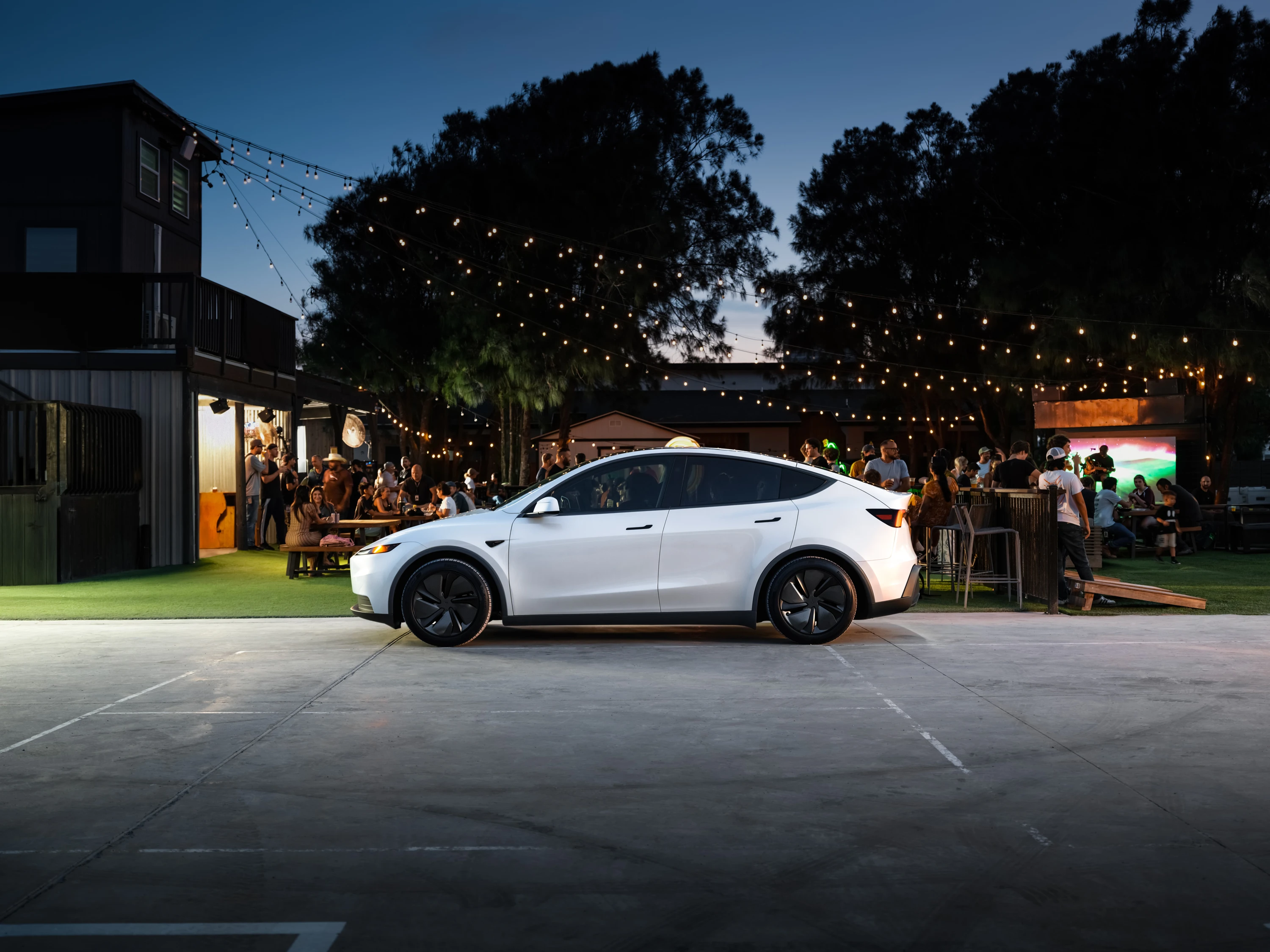 Tesla Model Y Standard exterior view