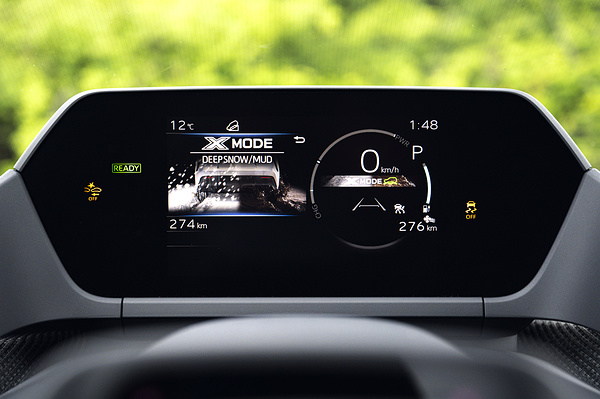 Toyota bZ4X AWD screens view