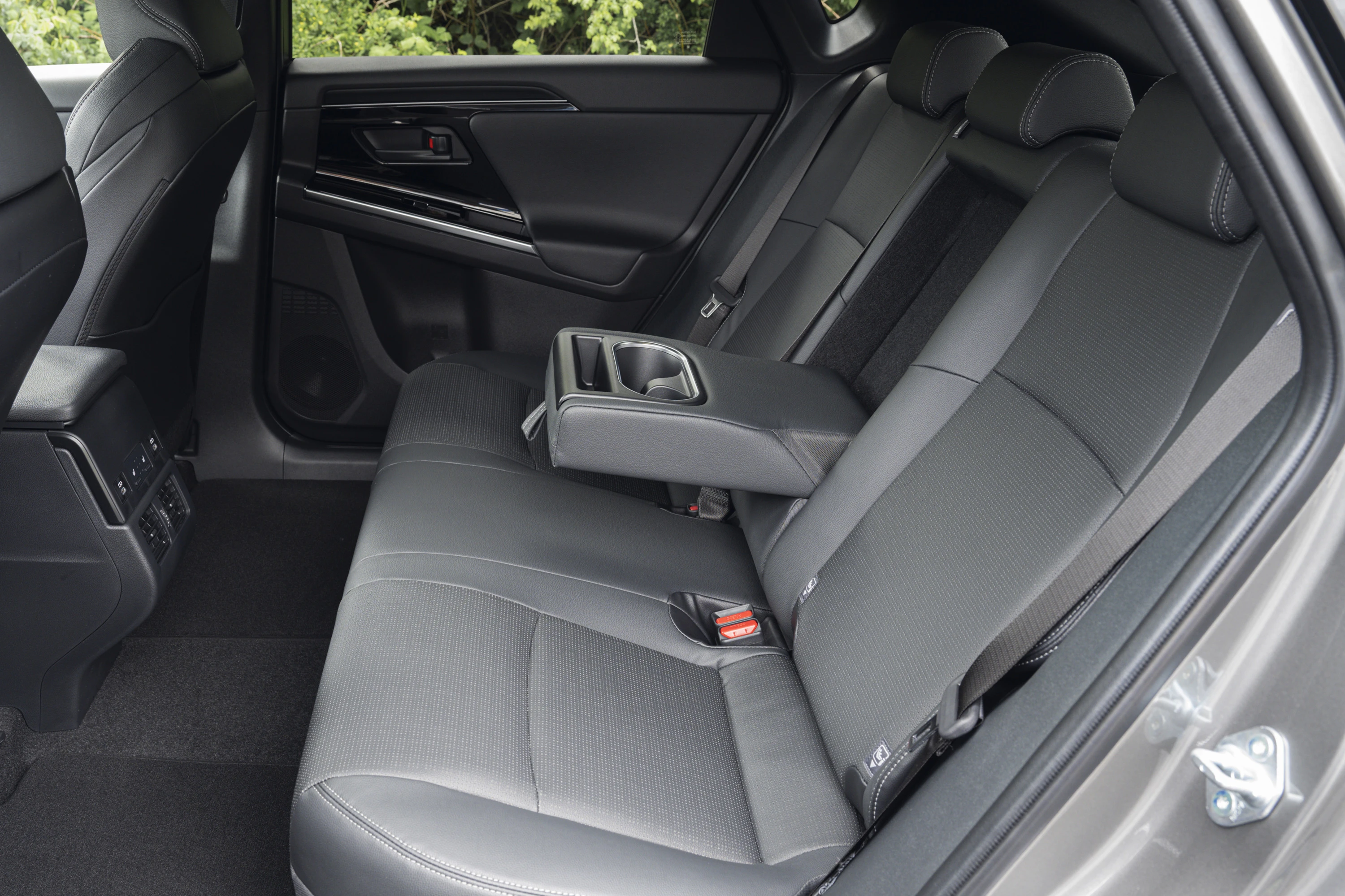 Toyota bZ4X AWD (GEN1) secondrowseats view