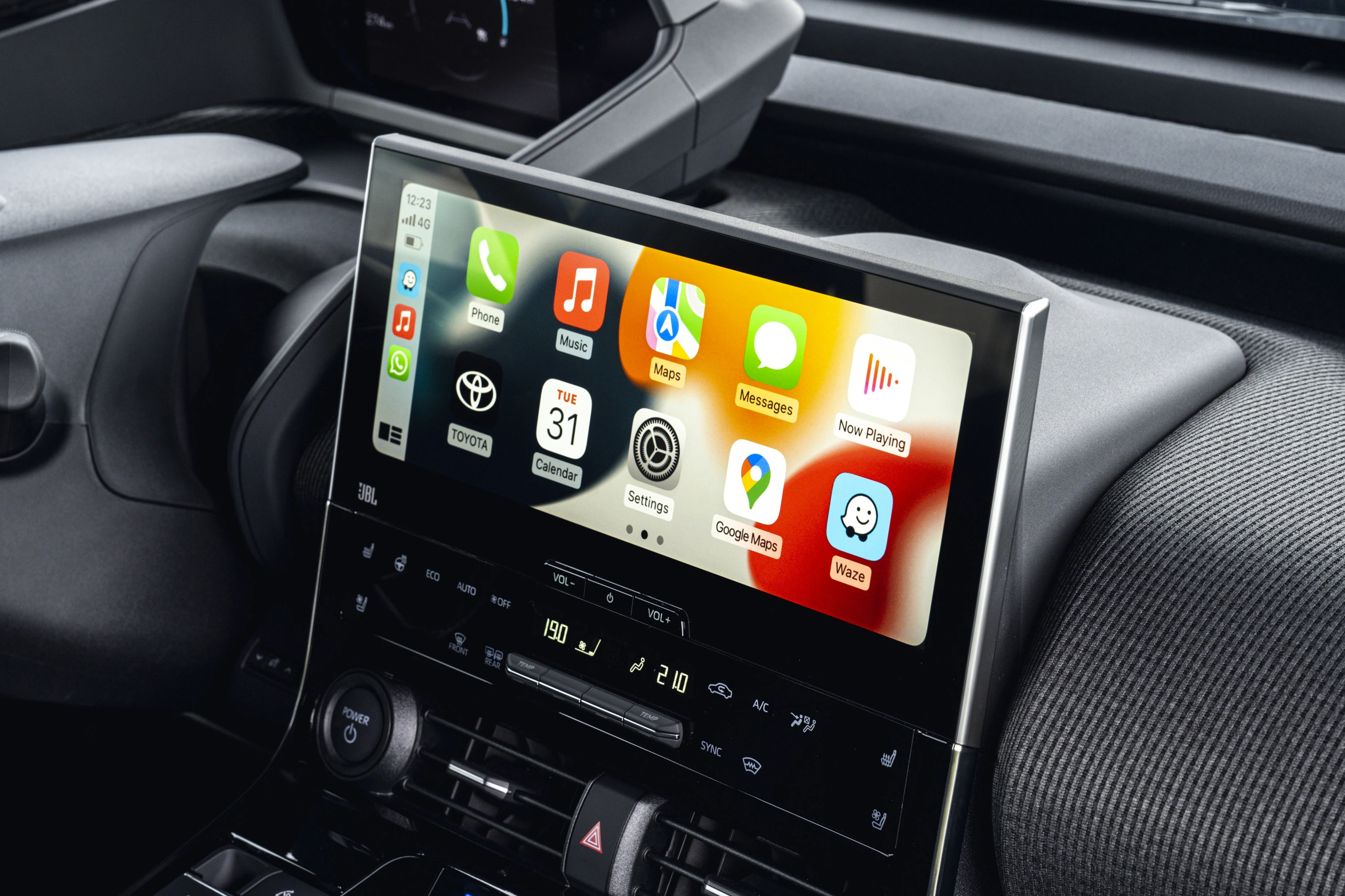 Toyota bZ4X FWD 57.7 kWh screens view