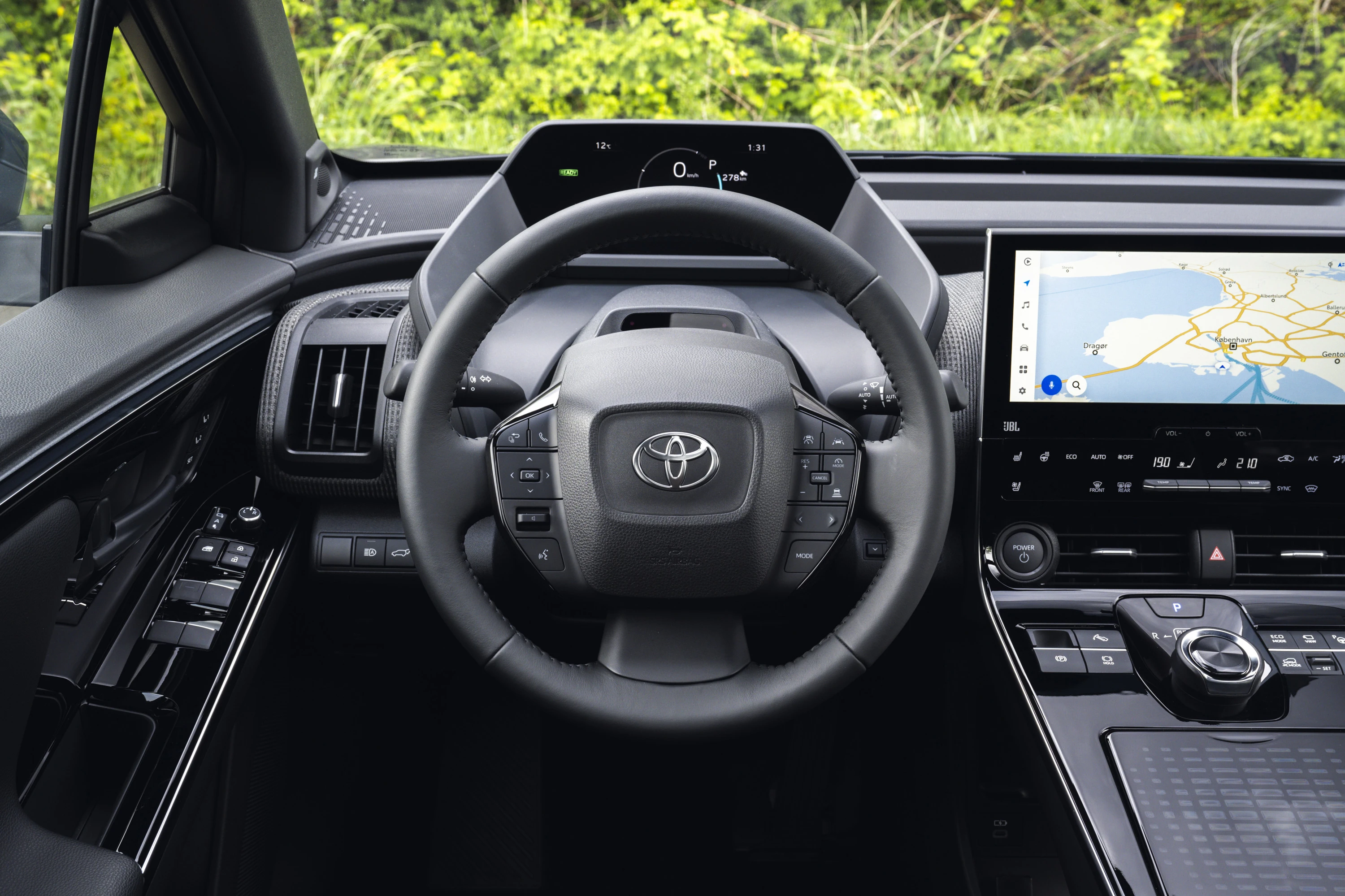 Toyota bZ4X FWD 57.7 kWh steeringwheel view