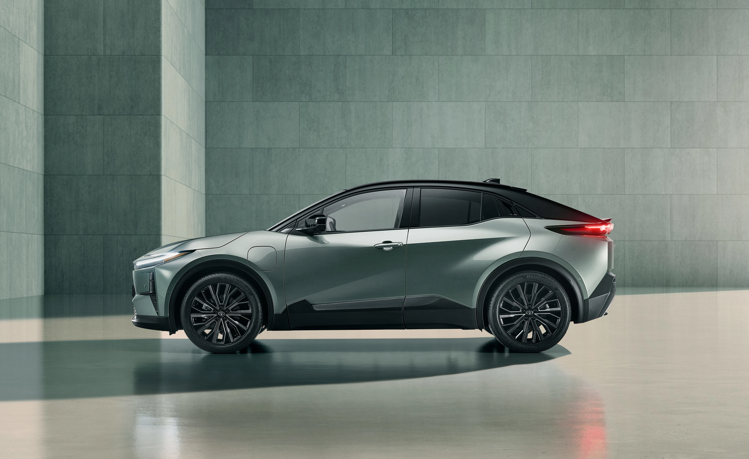 Toyota C-HR+ 77 kWh exterior view