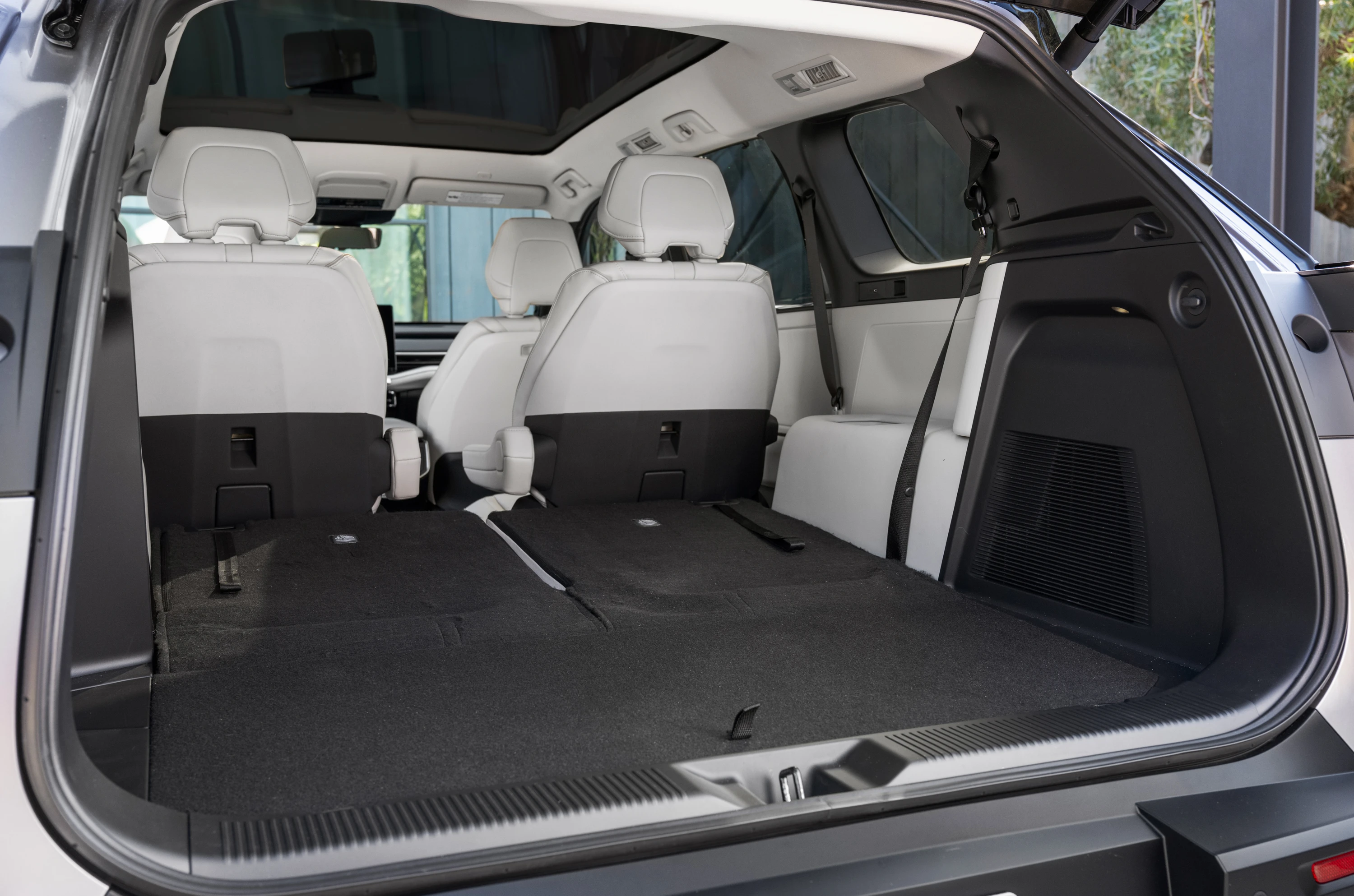 Toyota Highlander AWD 77 kWh trunk view