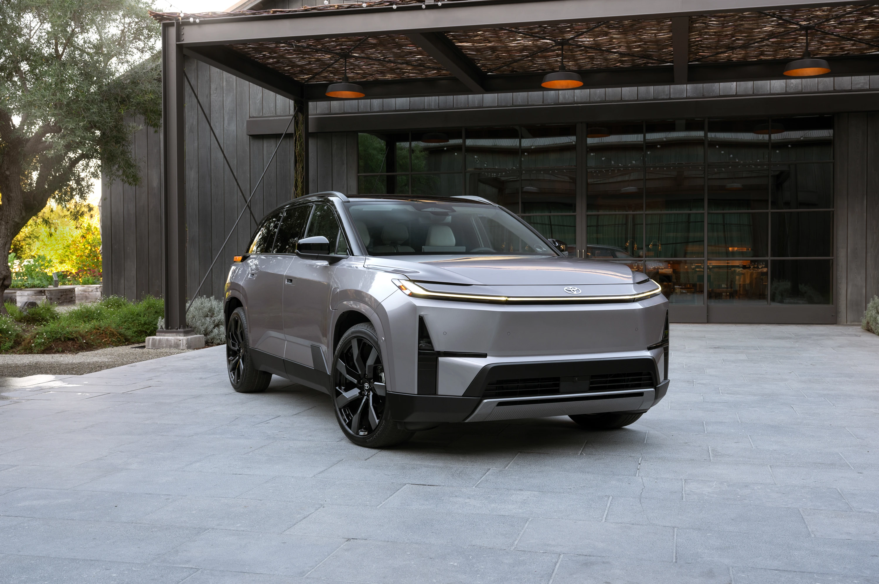 Toyota Highlander AWD 77 kWh exterior view