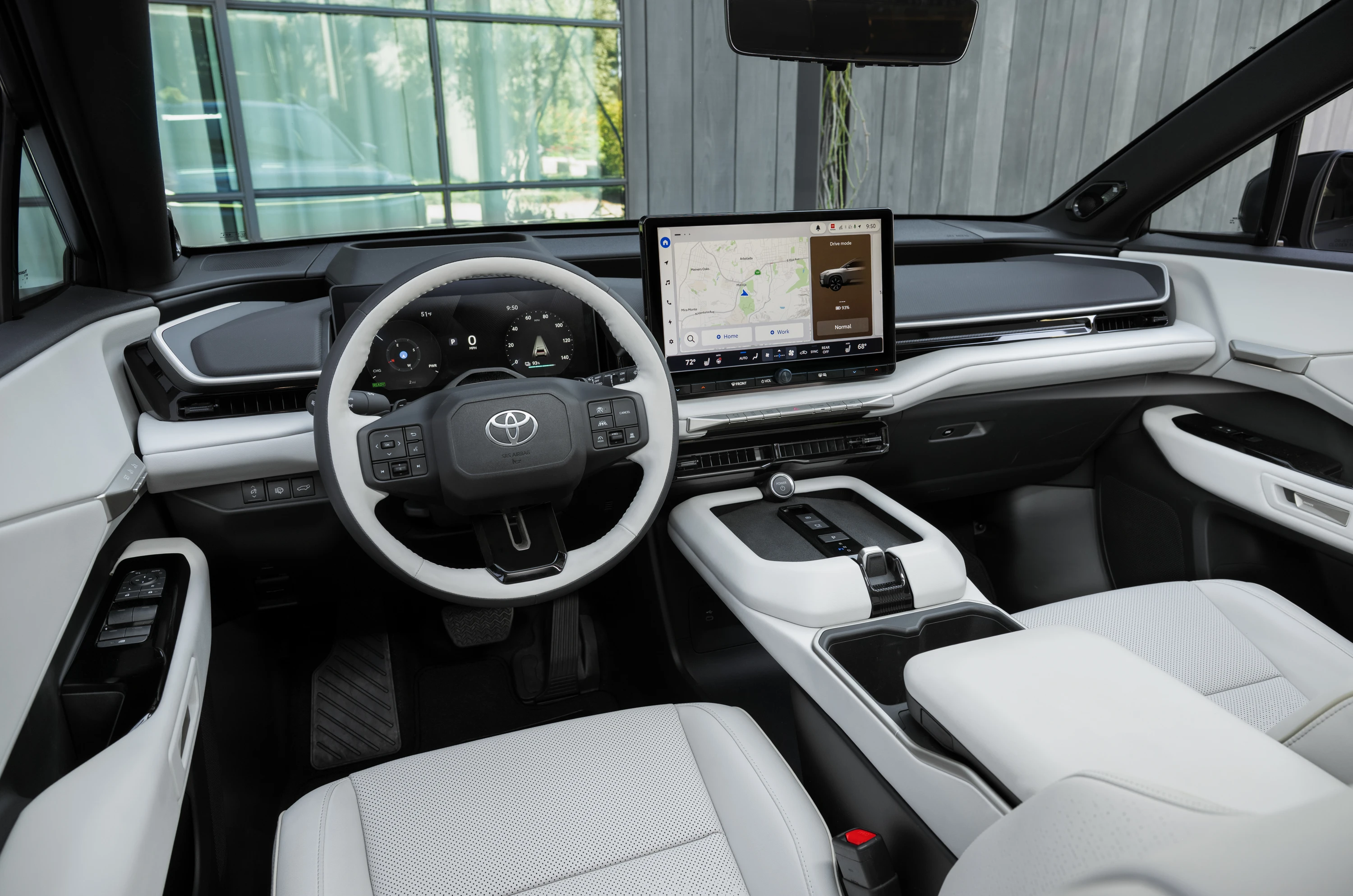 Toyota Highlander AWD 95.8 kWh interior view