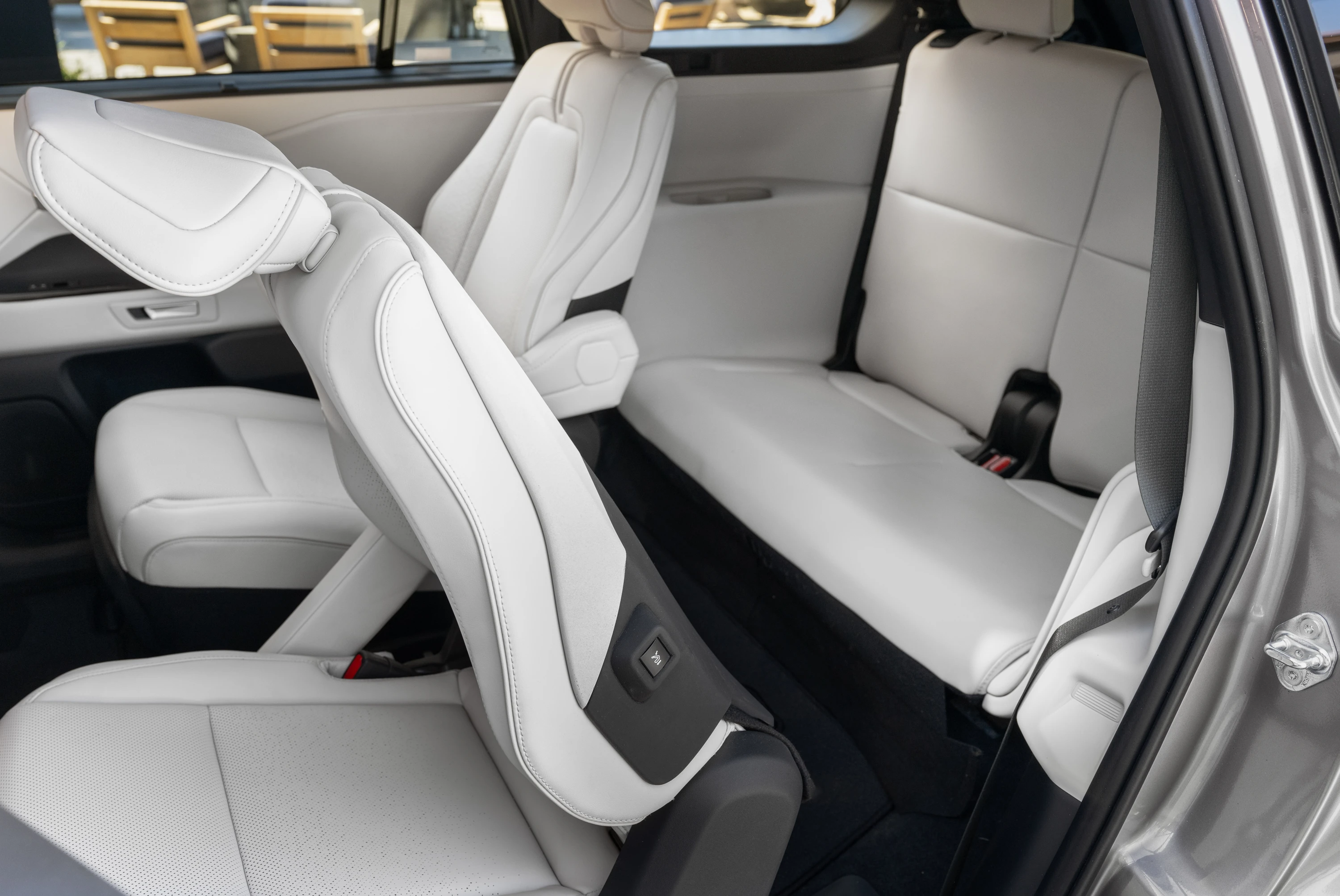 Toyota Highlander AWD 95.8 kWh secondrowseats view