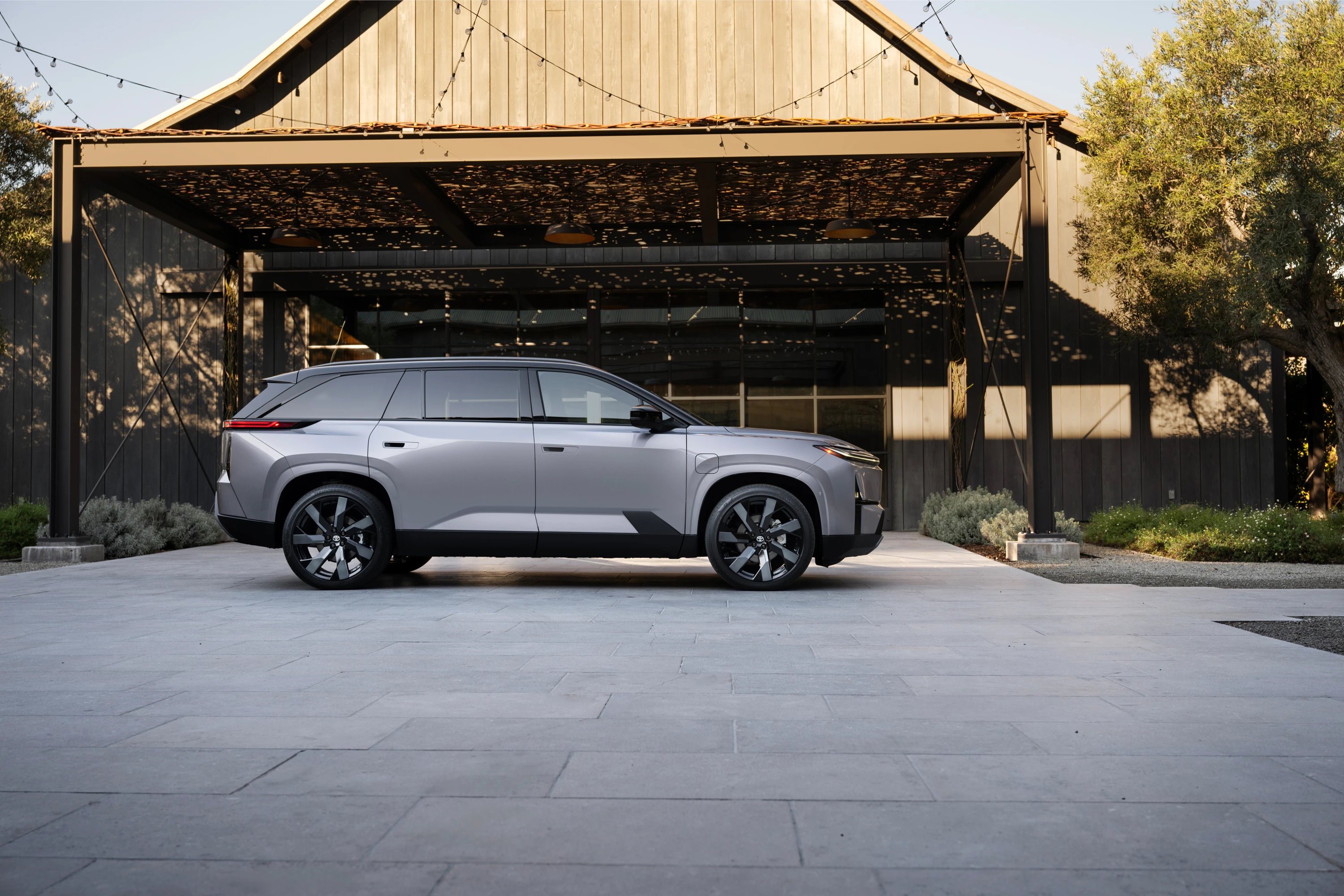 Toyota Highlander AWD 95.8 kWh exterior view