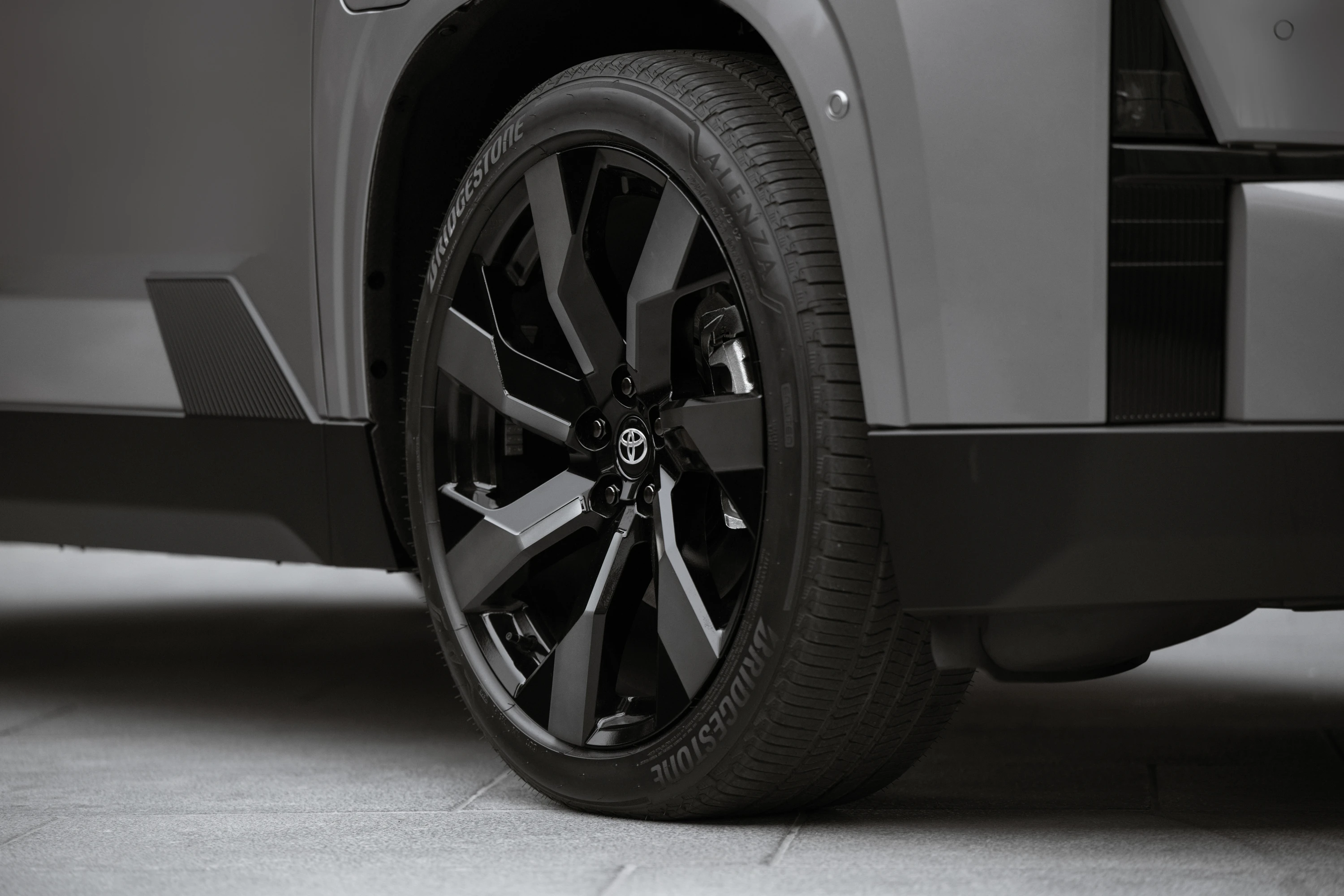 Toyota Highlander AWD 95.8 kWh wheels view