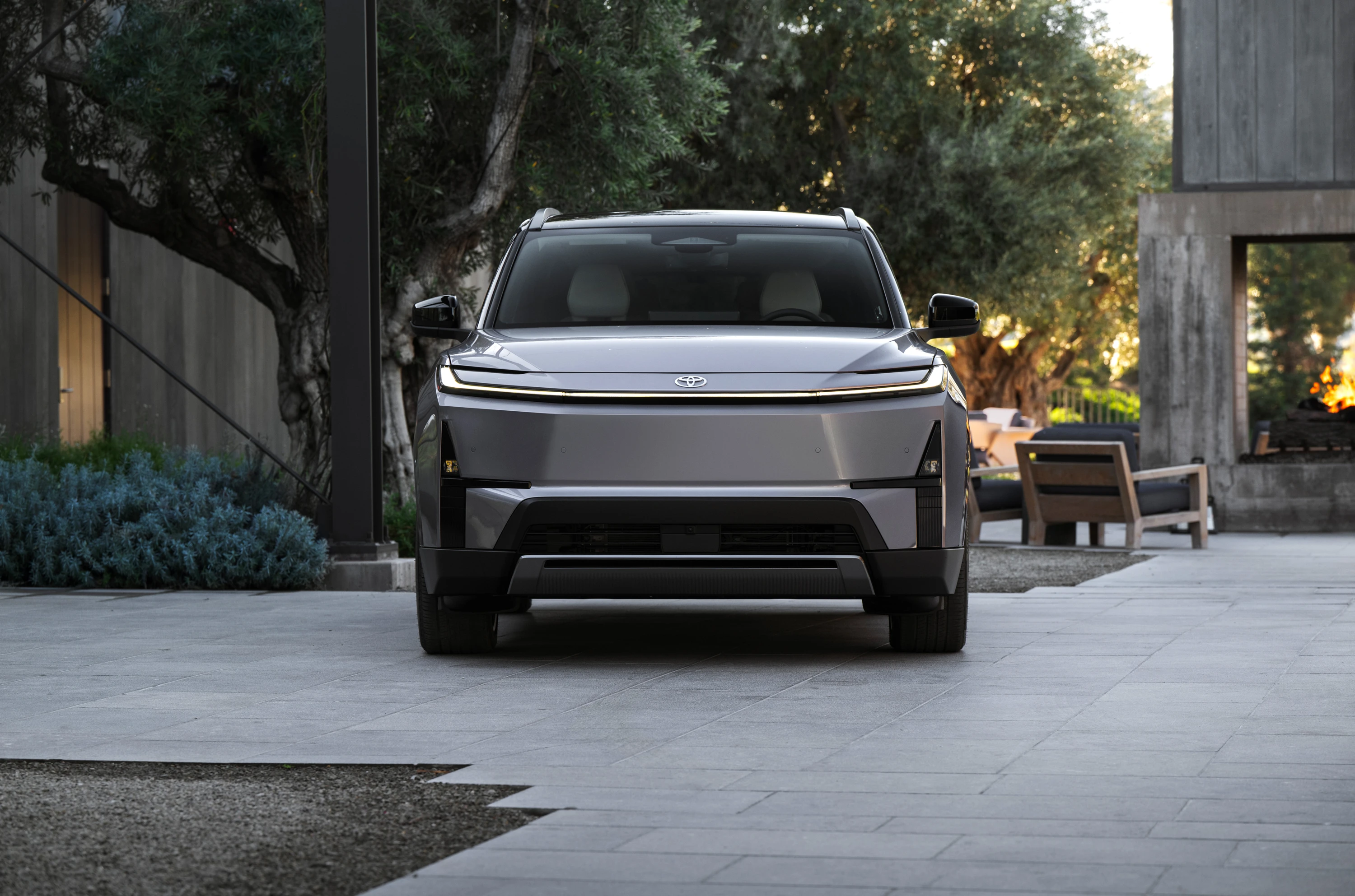 Toyota Highlander AWD 95.8 kWh exterior view
