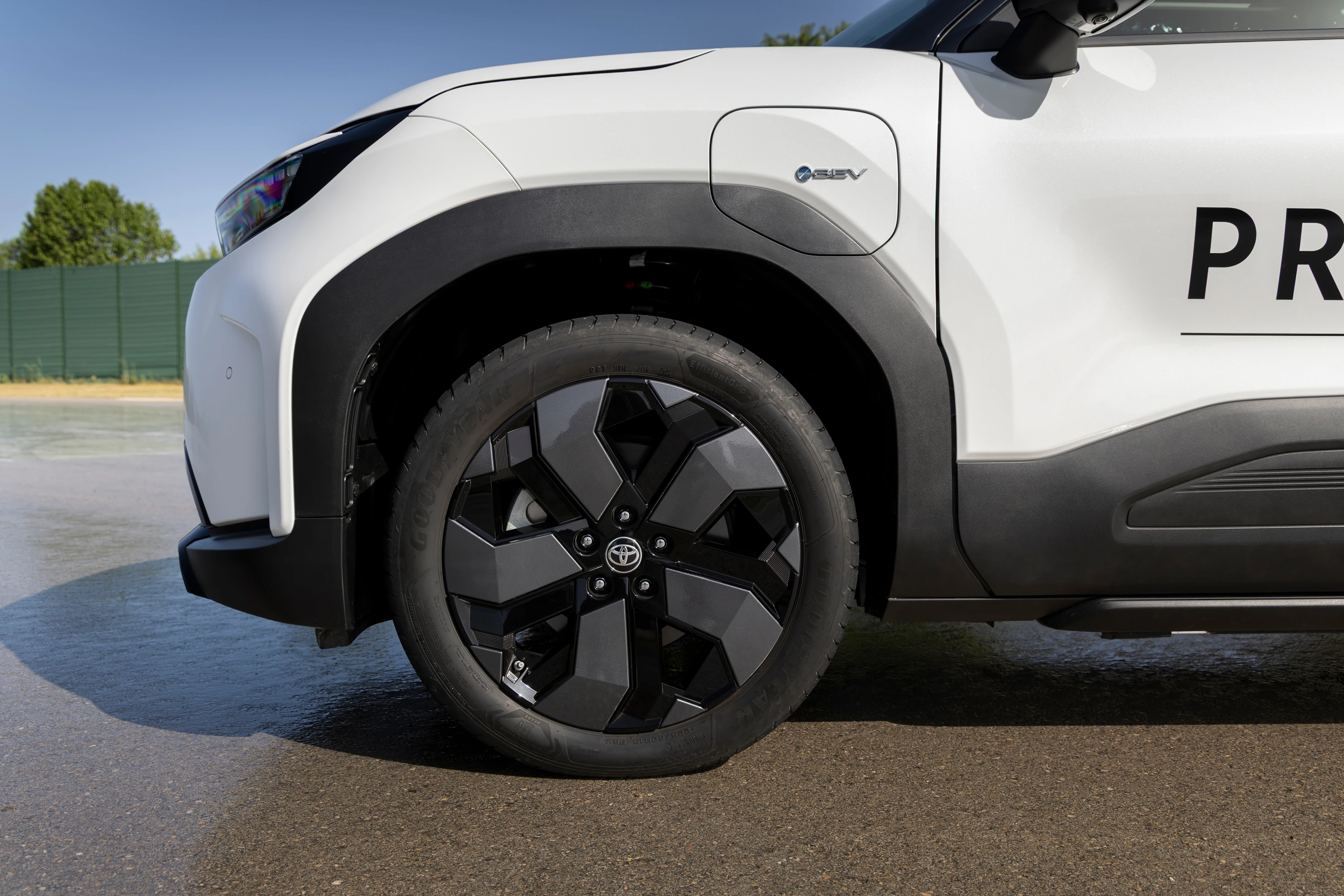 Toyota Urban Cruiser 48.8 kWh FWD wheels view
