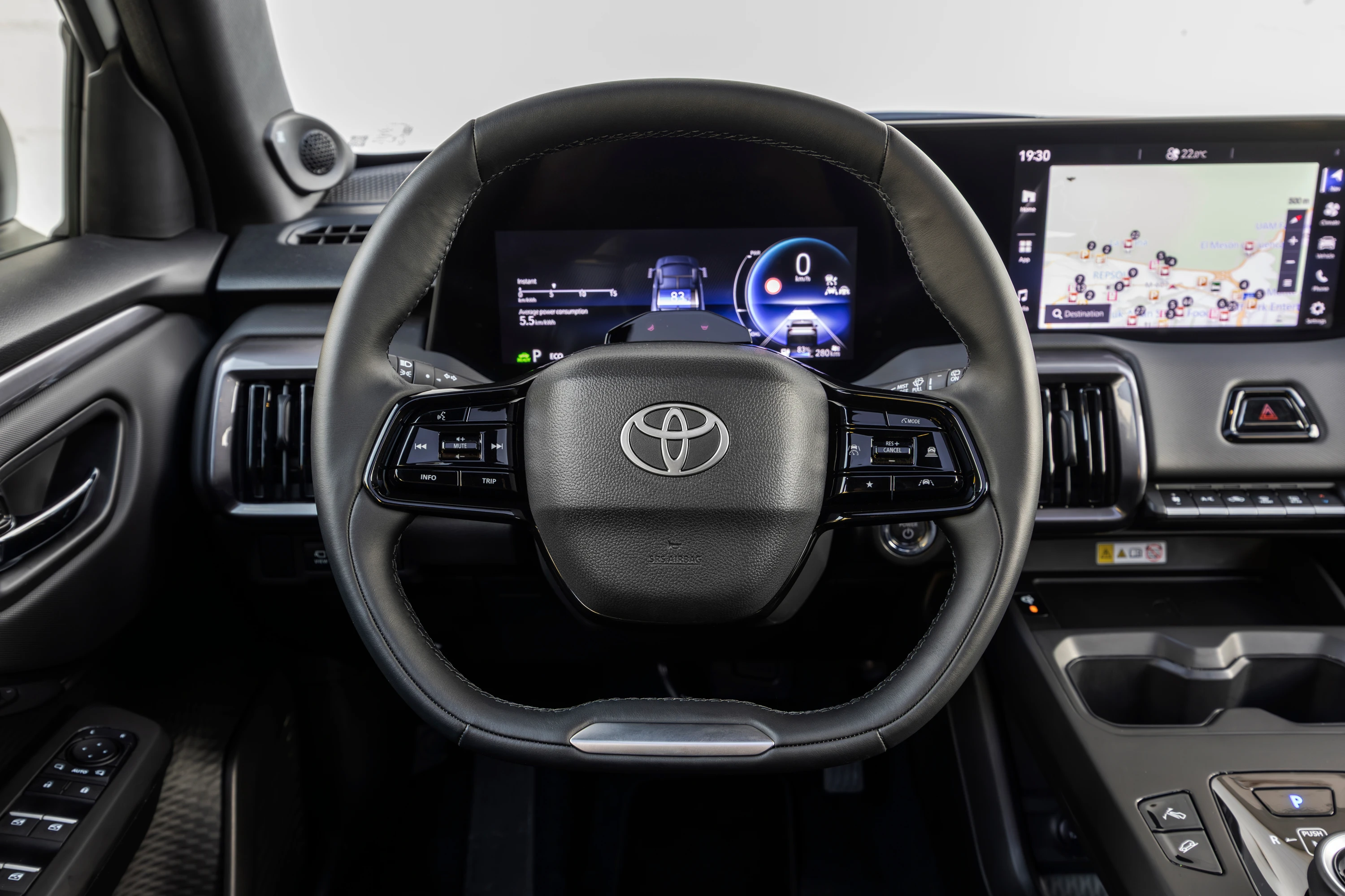 Toyota Urban Cruiser 48.8 kWh FWD screens view