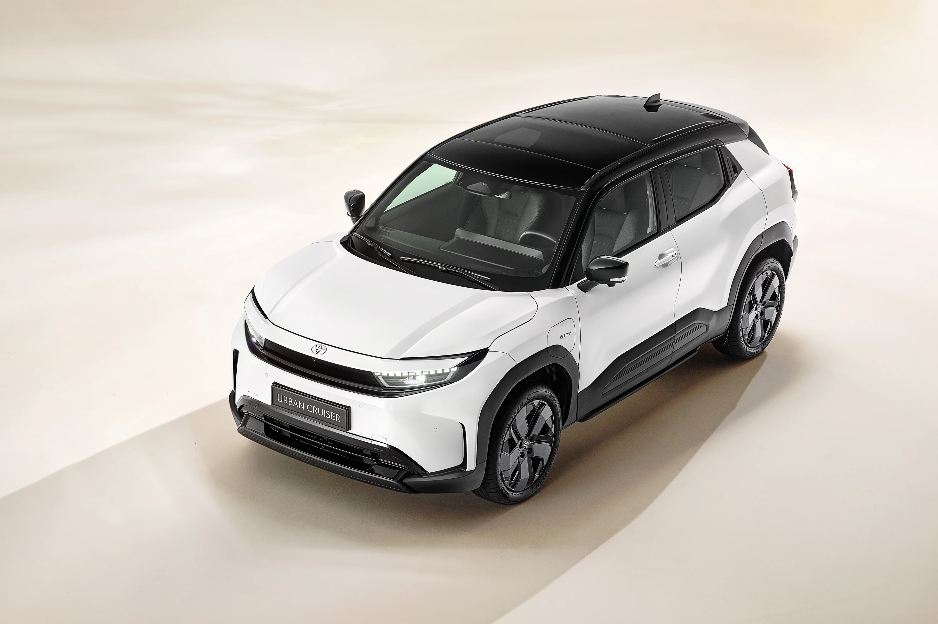 Toyota Urban Cruiser 48.8 kWh FWD exterior view