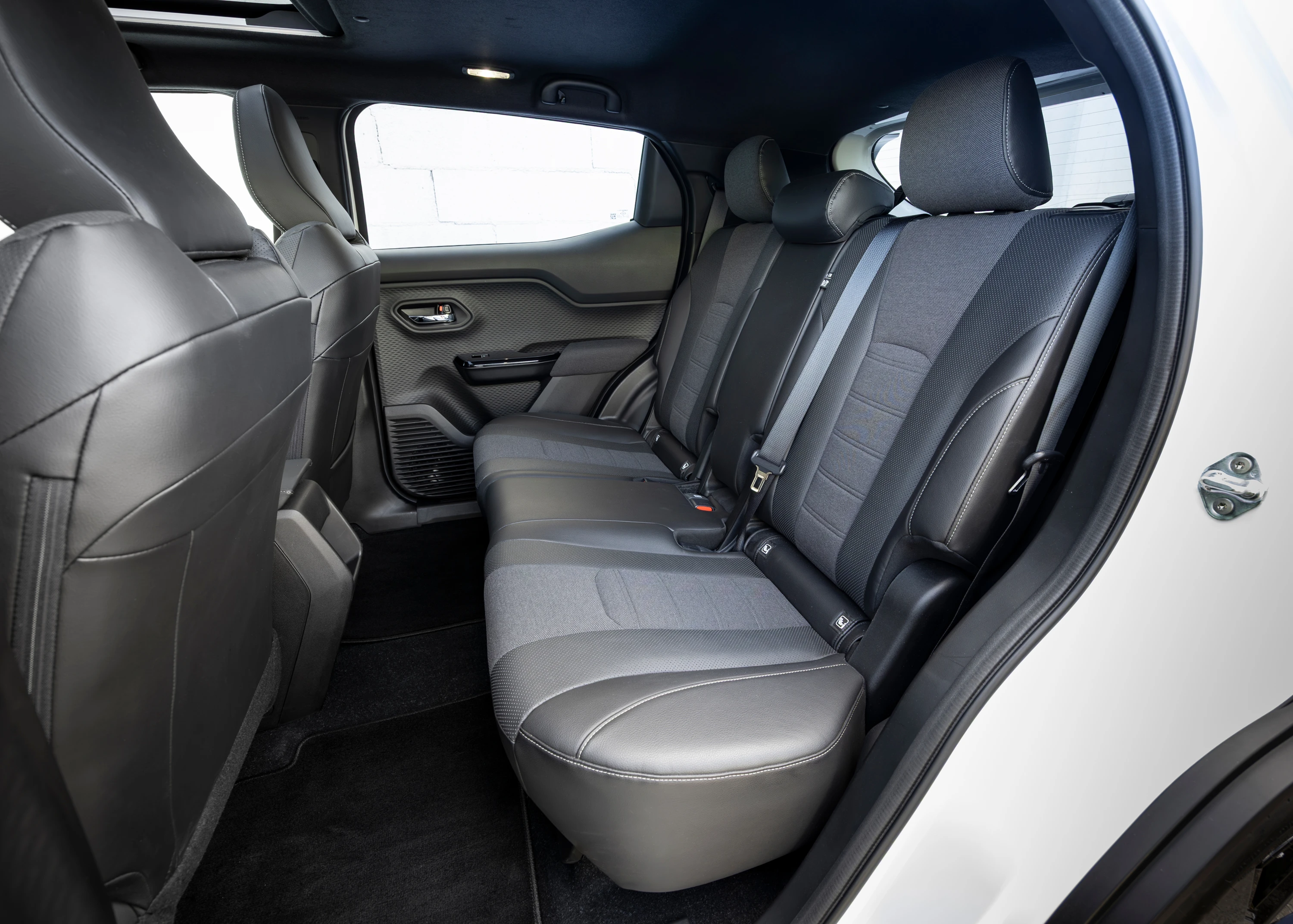 Toyota Urban Cruiser 48.8 kWh FWD secondrowseats view
