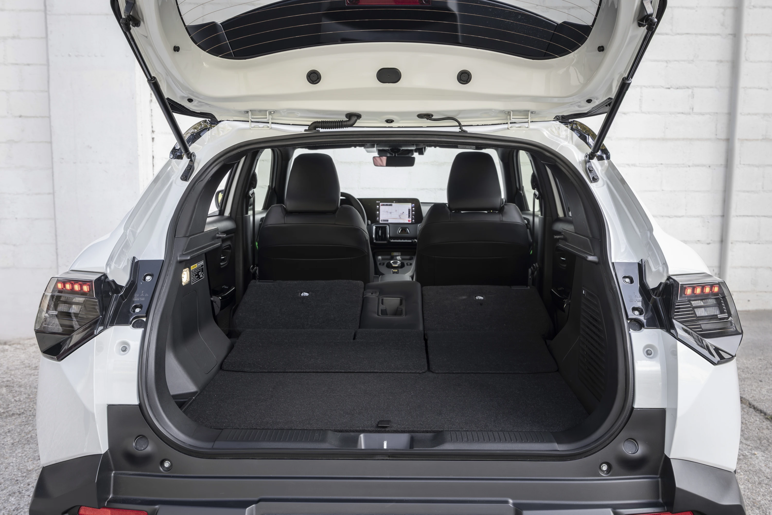 Toyota Urban Cruiser 61.1 kWh AWD trunk view