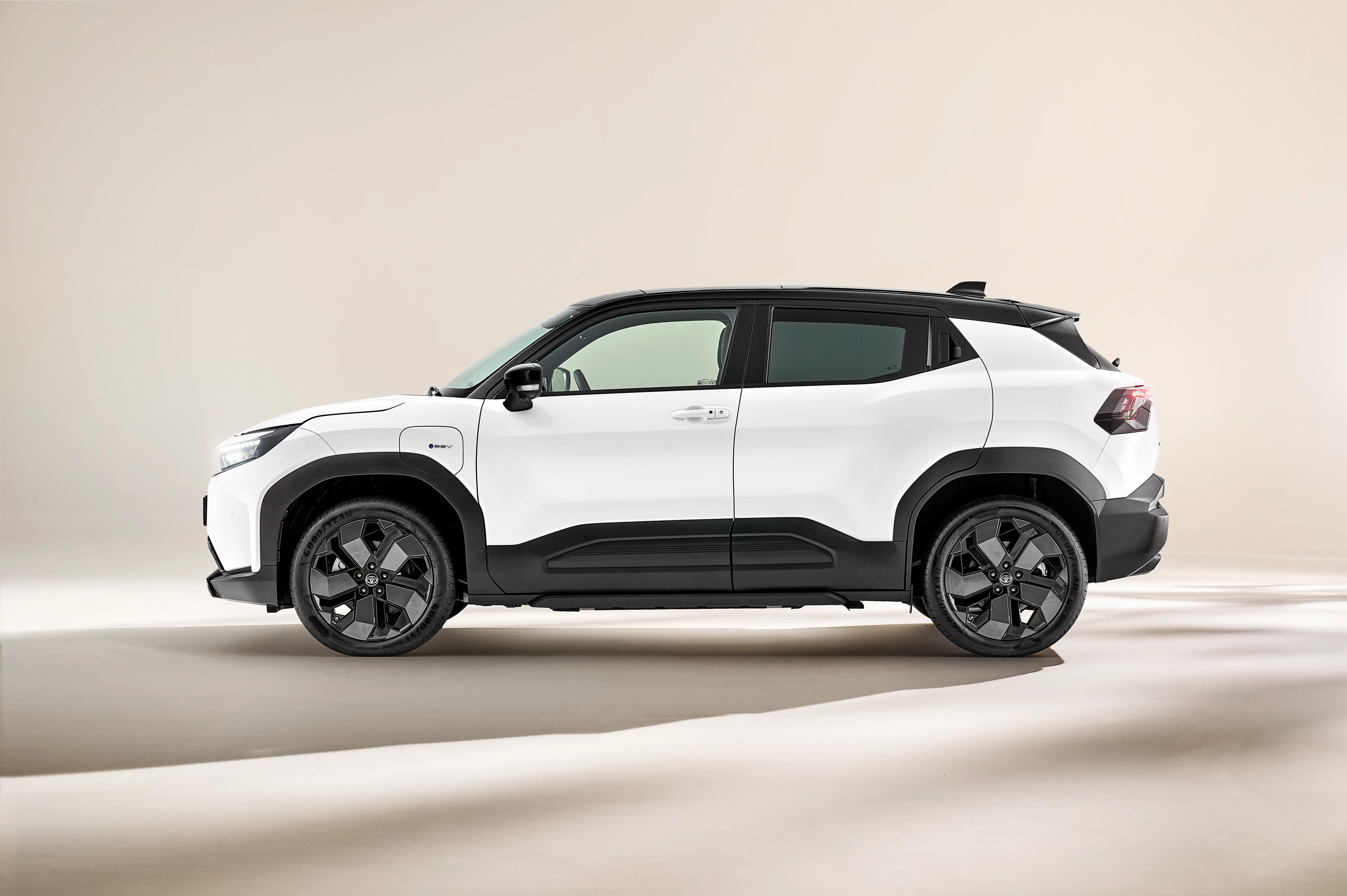 Toyota Urban Cruiser 61.1 kWh AWD exterior view