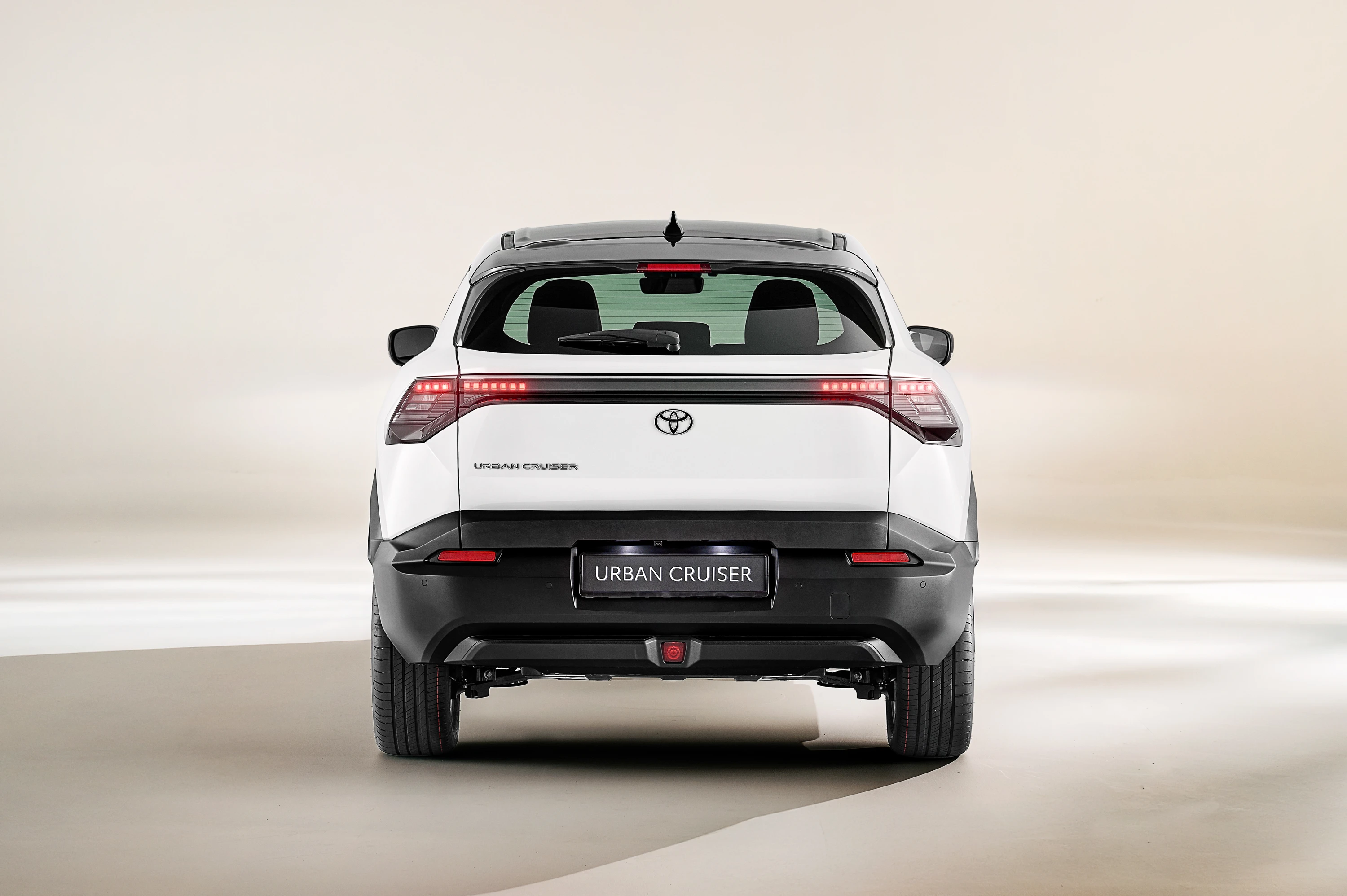 Toyota Urban Cruiser 61.1 kWh AWD exterior view