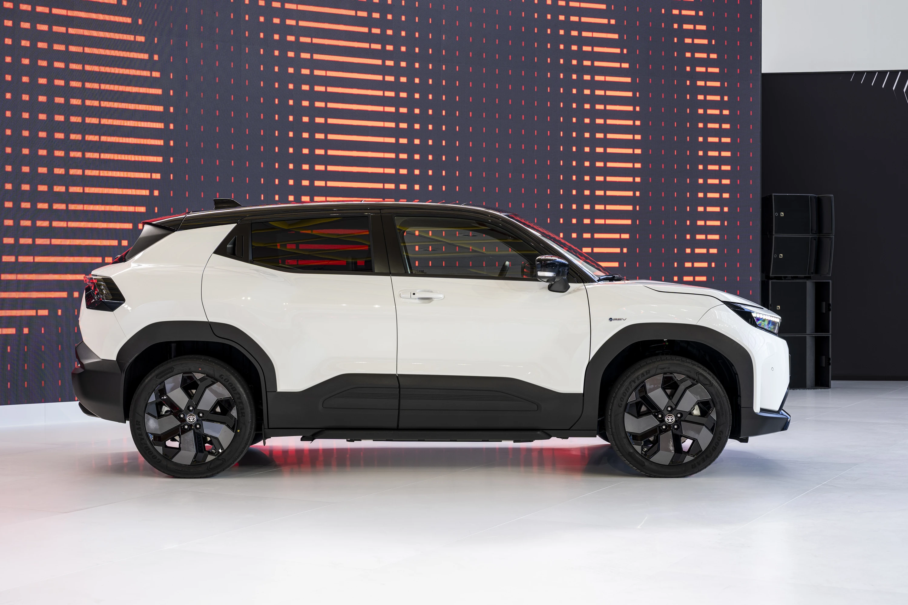 Toyota Urban Cruiser 61.1 kWh AWD exterior view