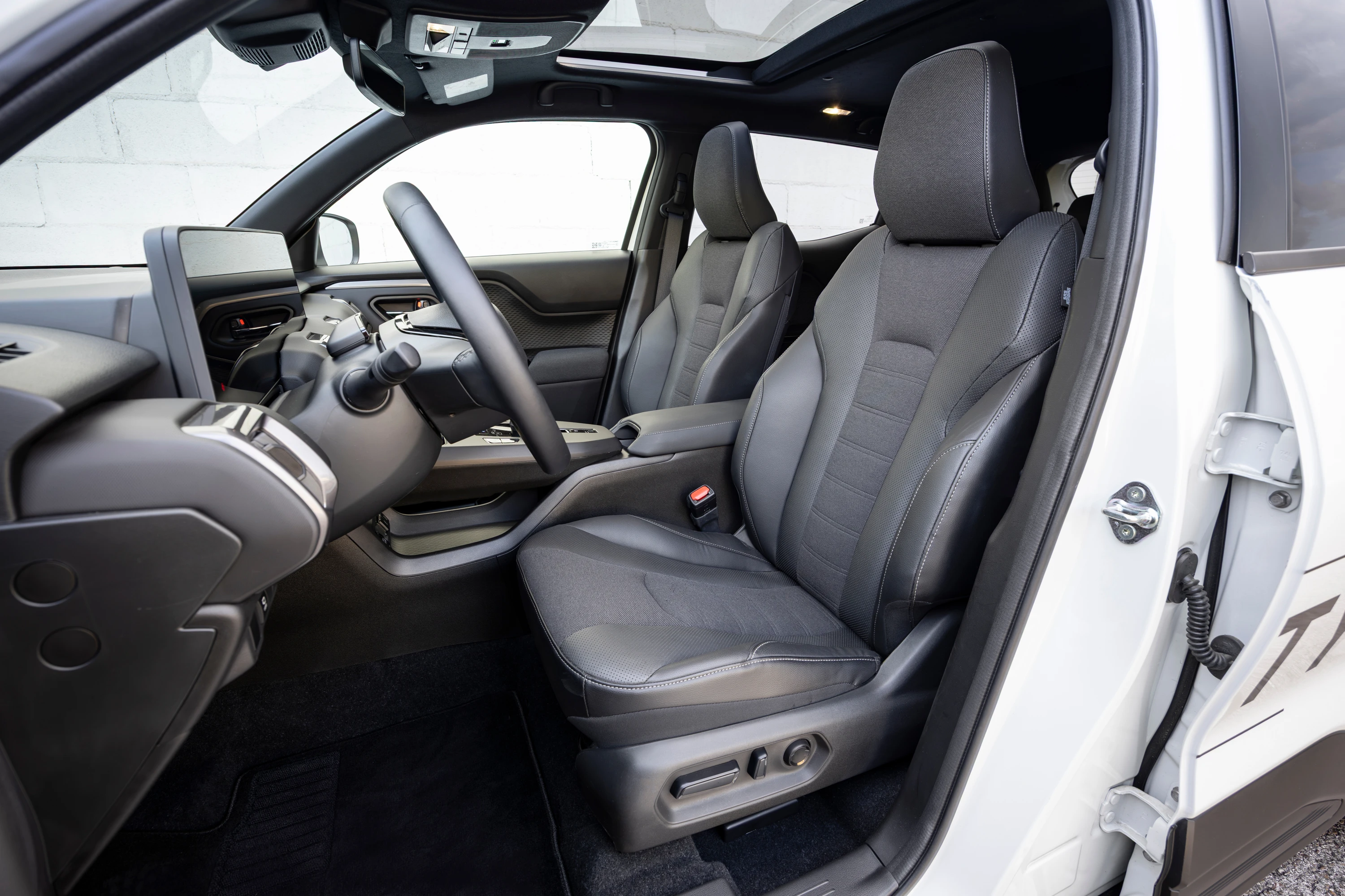 Toyota Urban Cruiser 61.1 kWh AWD frontseats view