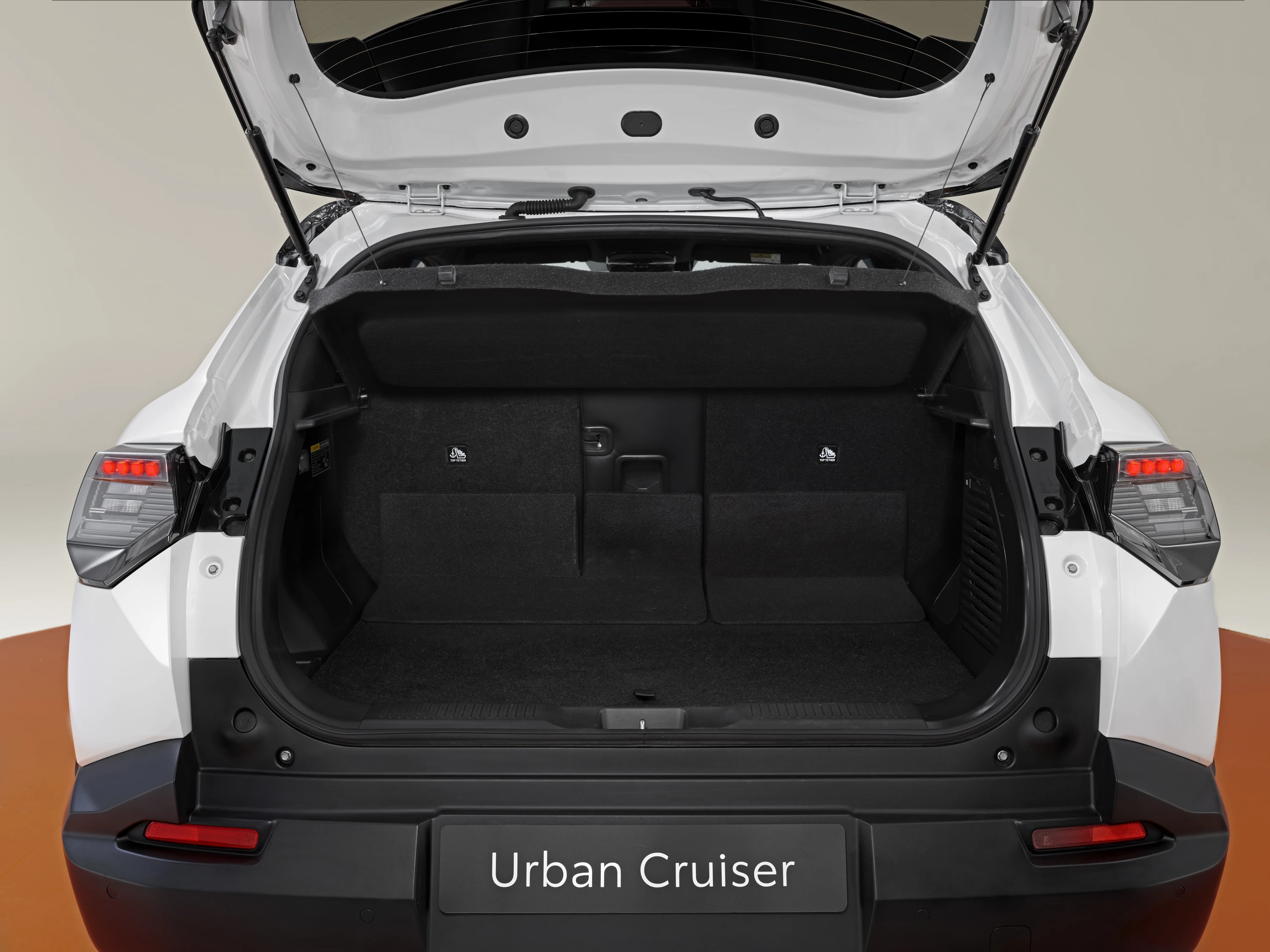 Toyota Urban Cruiser 61.1 kWh AWD trunk view