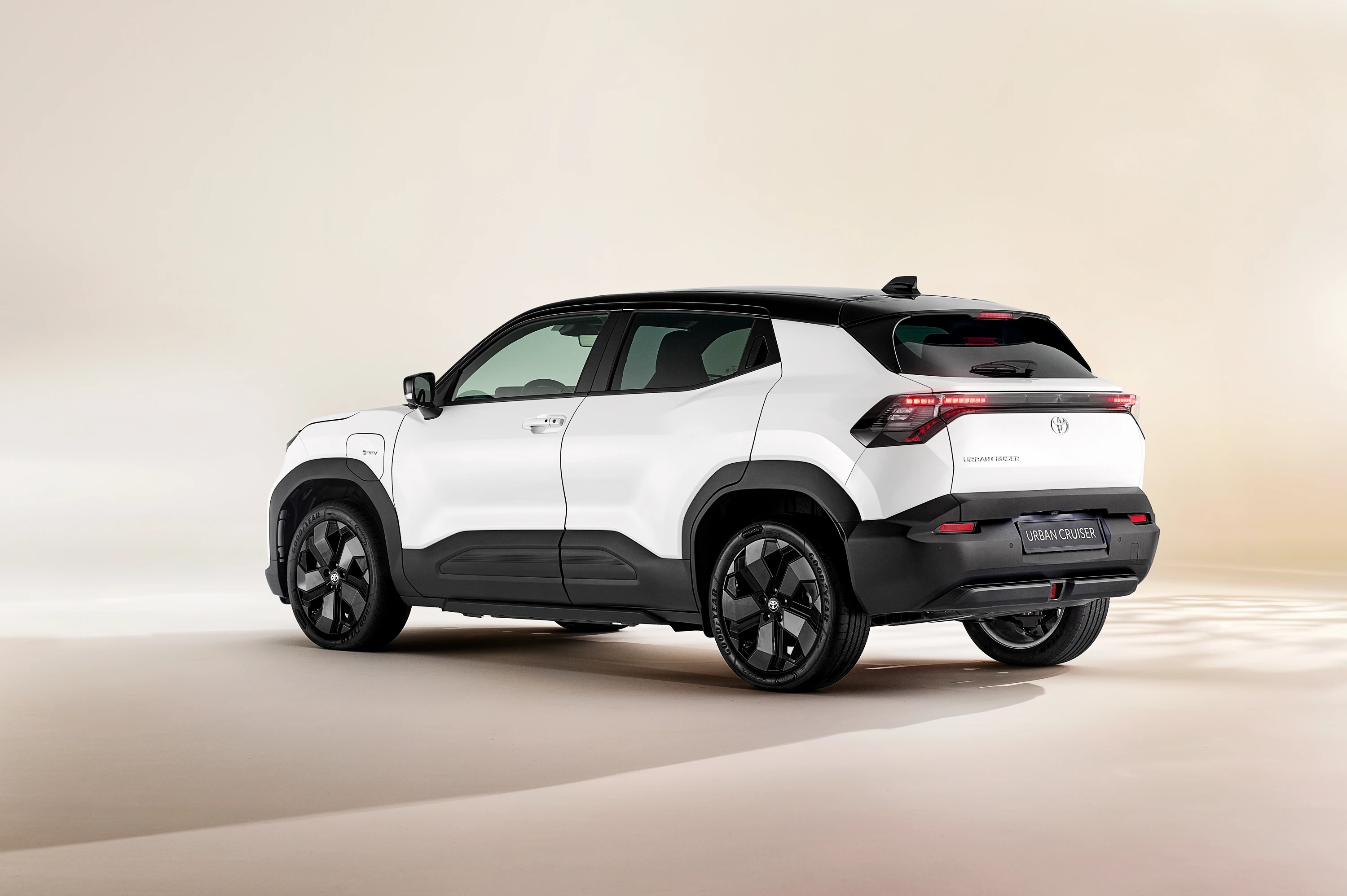 Toyota Urban Cruiser 61.1 kWh FWD exterior view