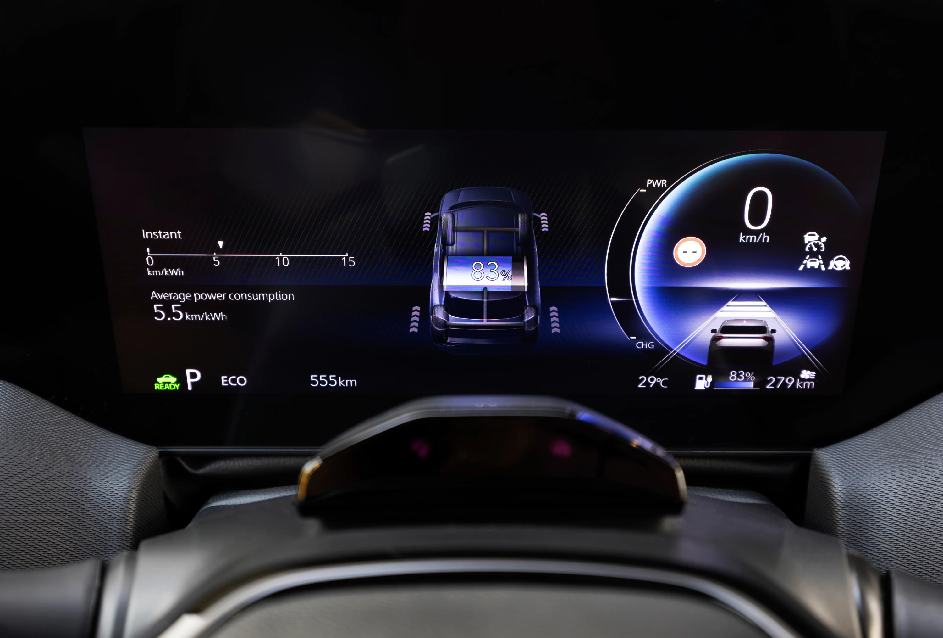Toyota Urban Cruiser 61.1 kWh FWD screens view