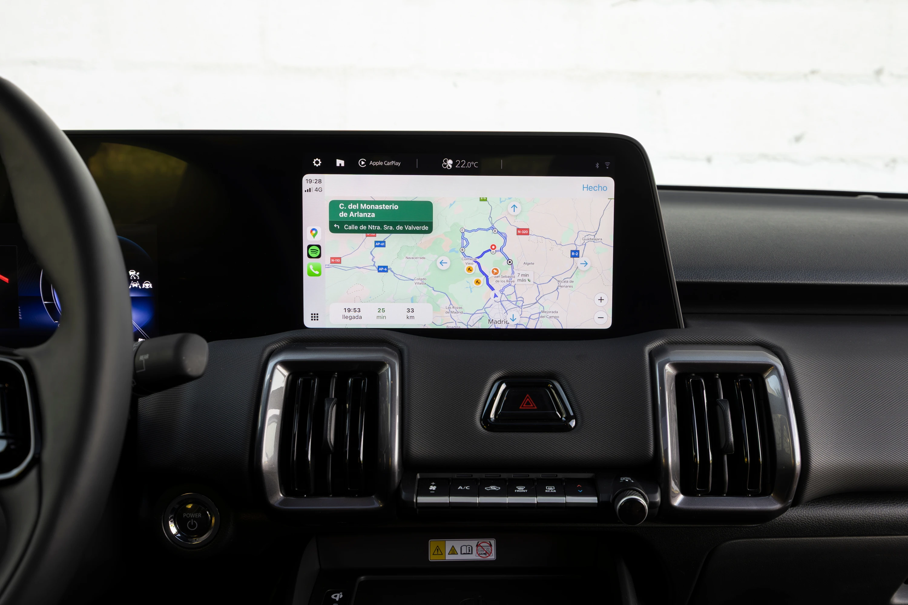 Toyota Urban Cruiser 61.1 kWh FWD screens view