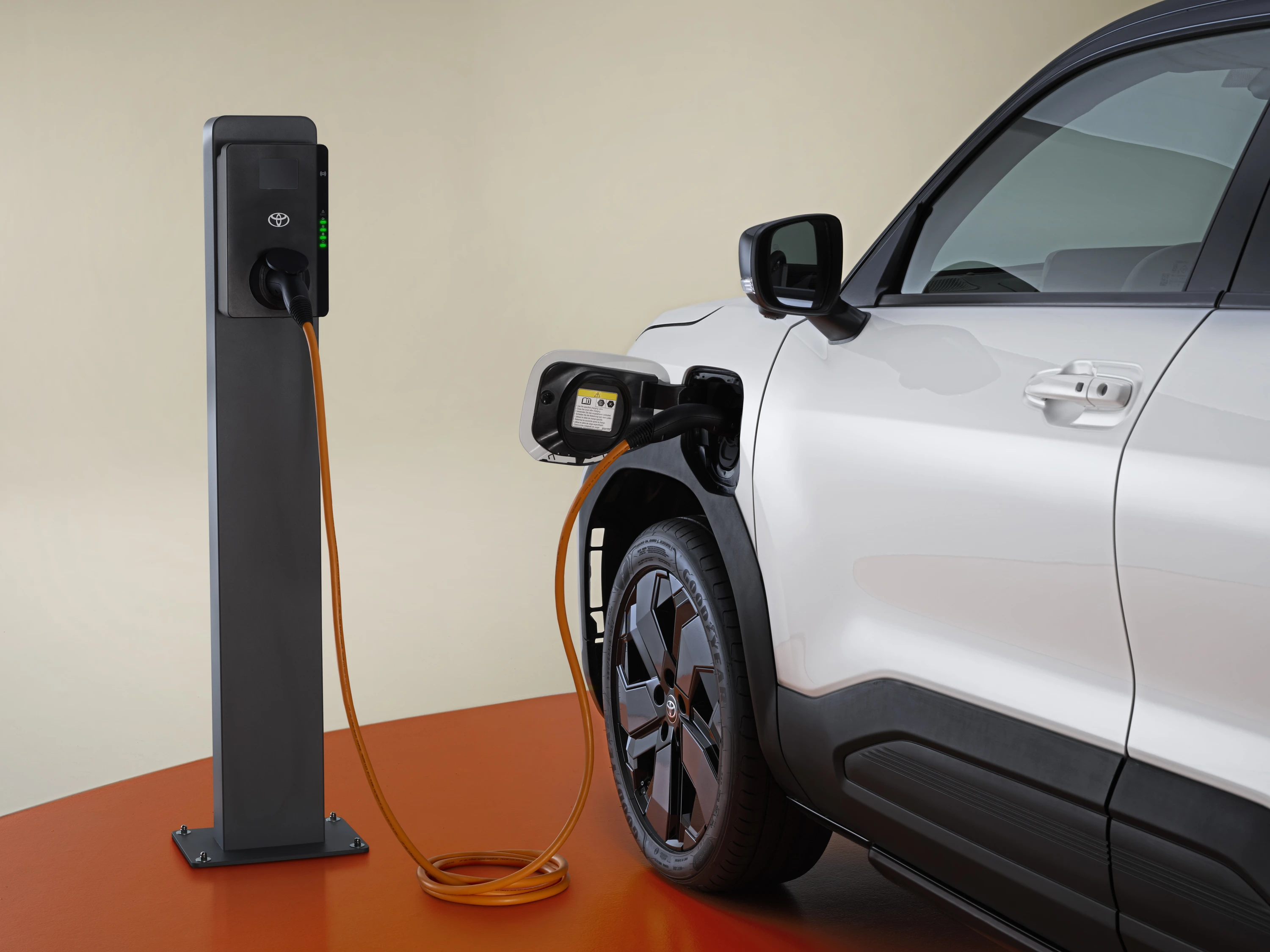 Toyota Urban Cruiser 61.1 kWh FWD charging view